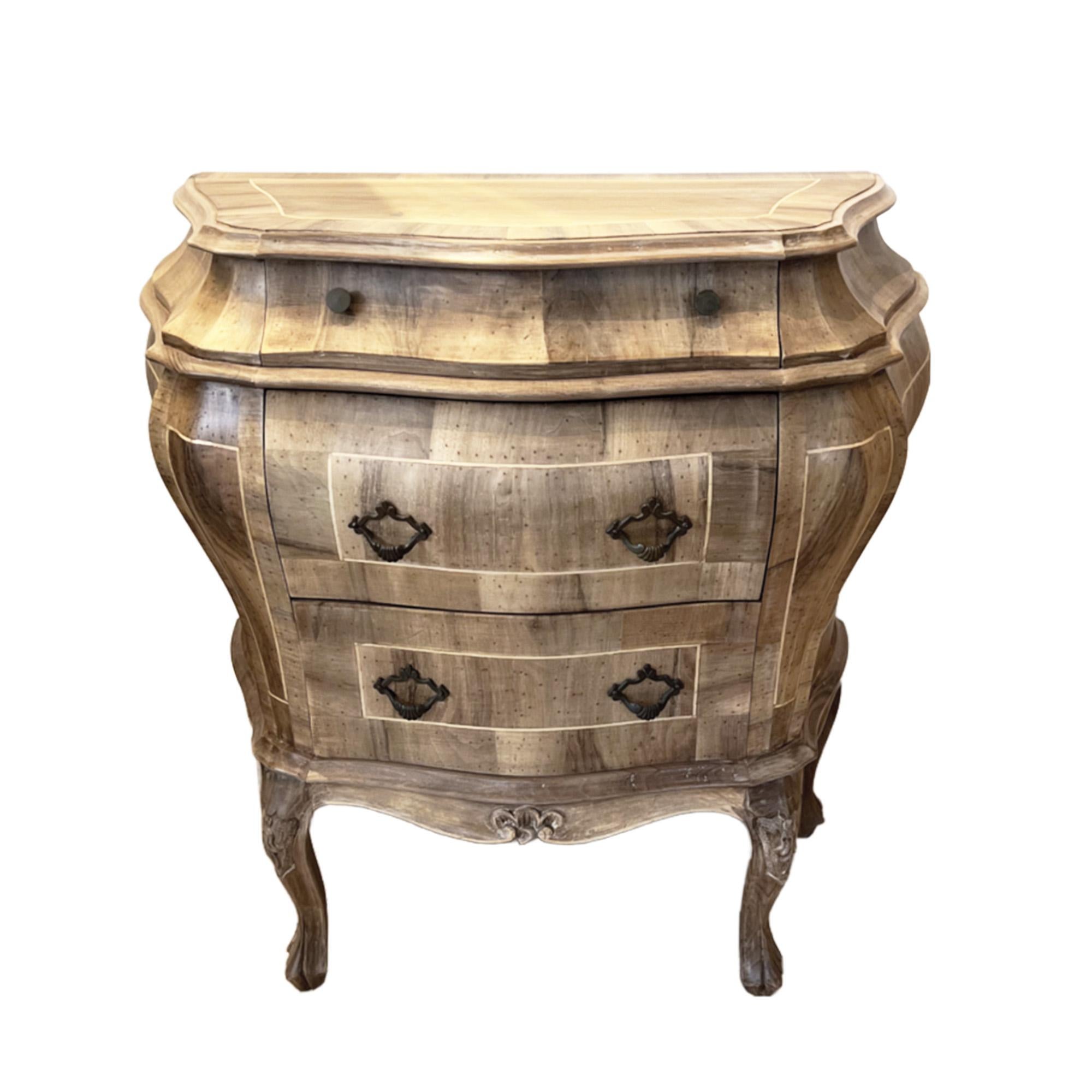 Rococo Paire de commodes à bombes italiennes du XVIIIe siècle en vente