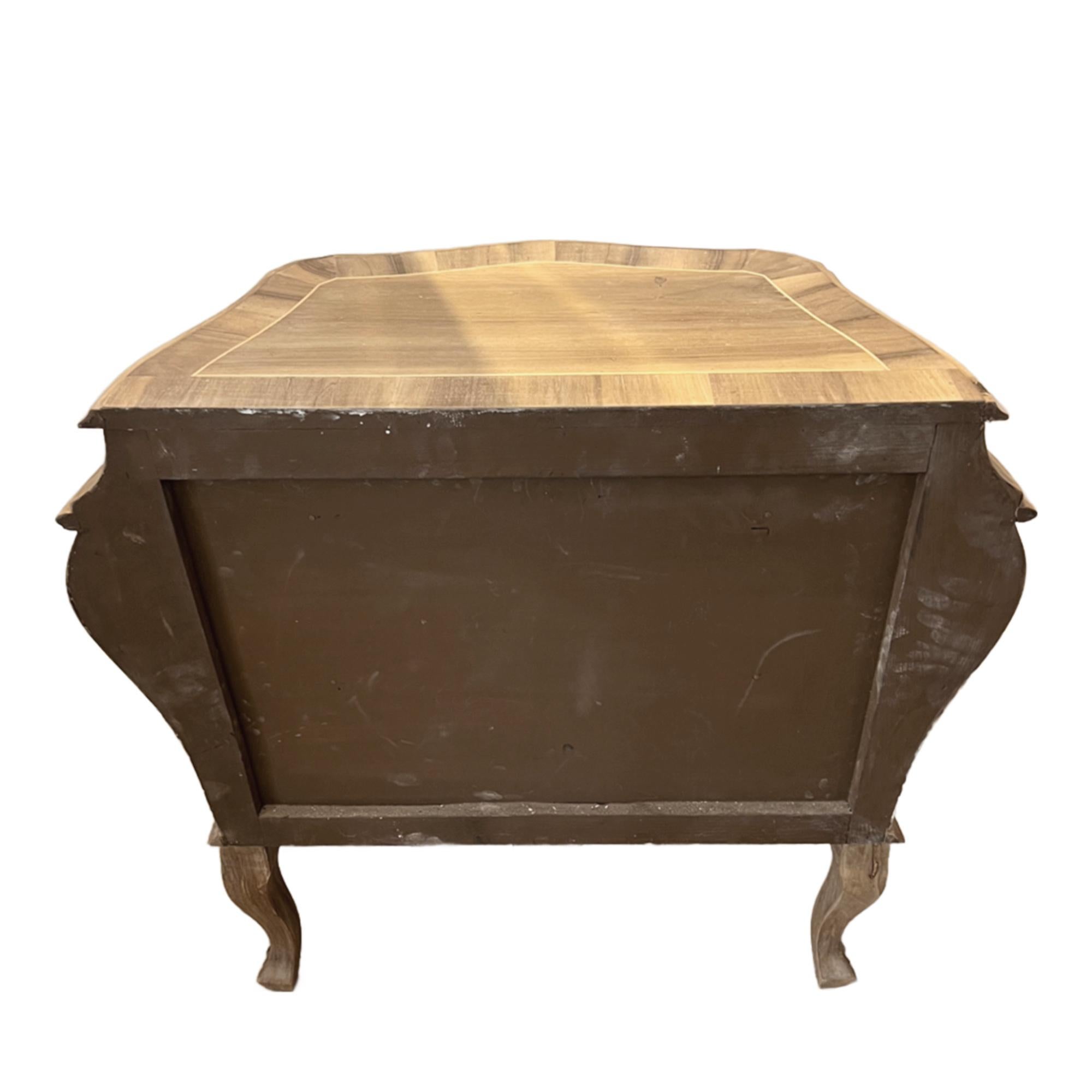 Paire de commodes à bombes italiennes du XVIIIe siècle Bon état - En vente à London, GB