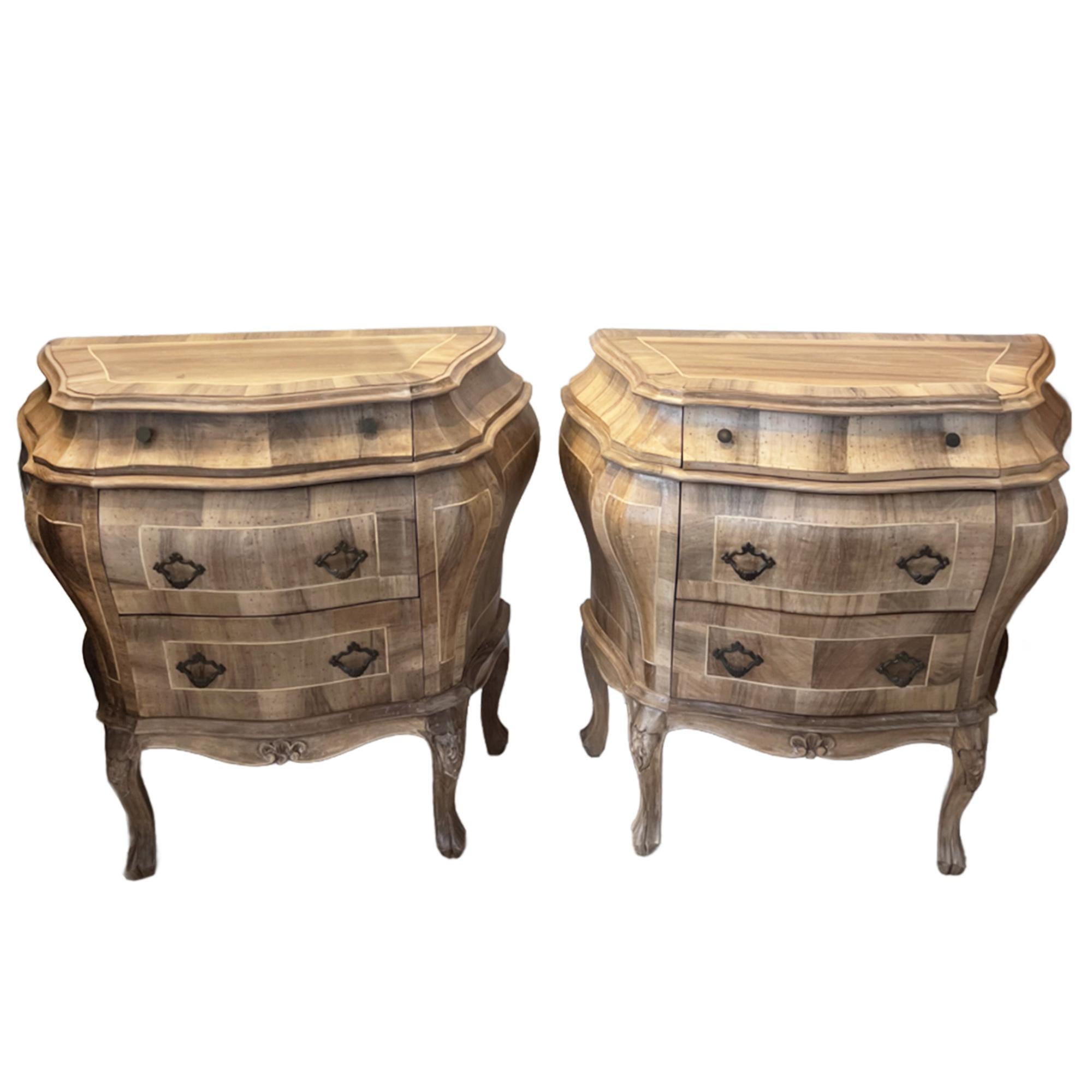 Noyer Paire de commodes à bombes italiennes du XVIIIe siècle en vente