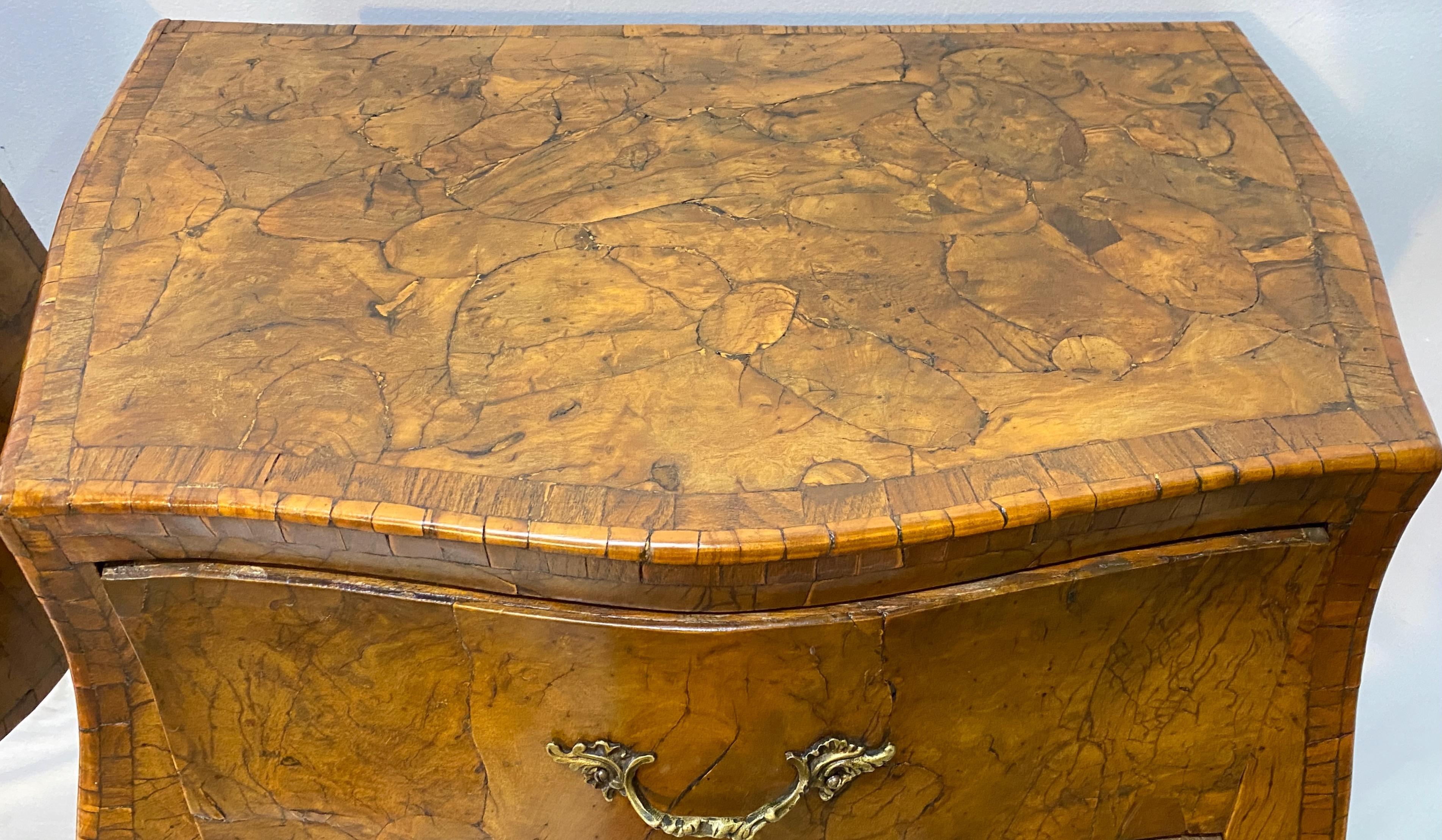 Pair of Italian 18th Century Walnut Bedside Chests Night Stand Tables  For Sale 6