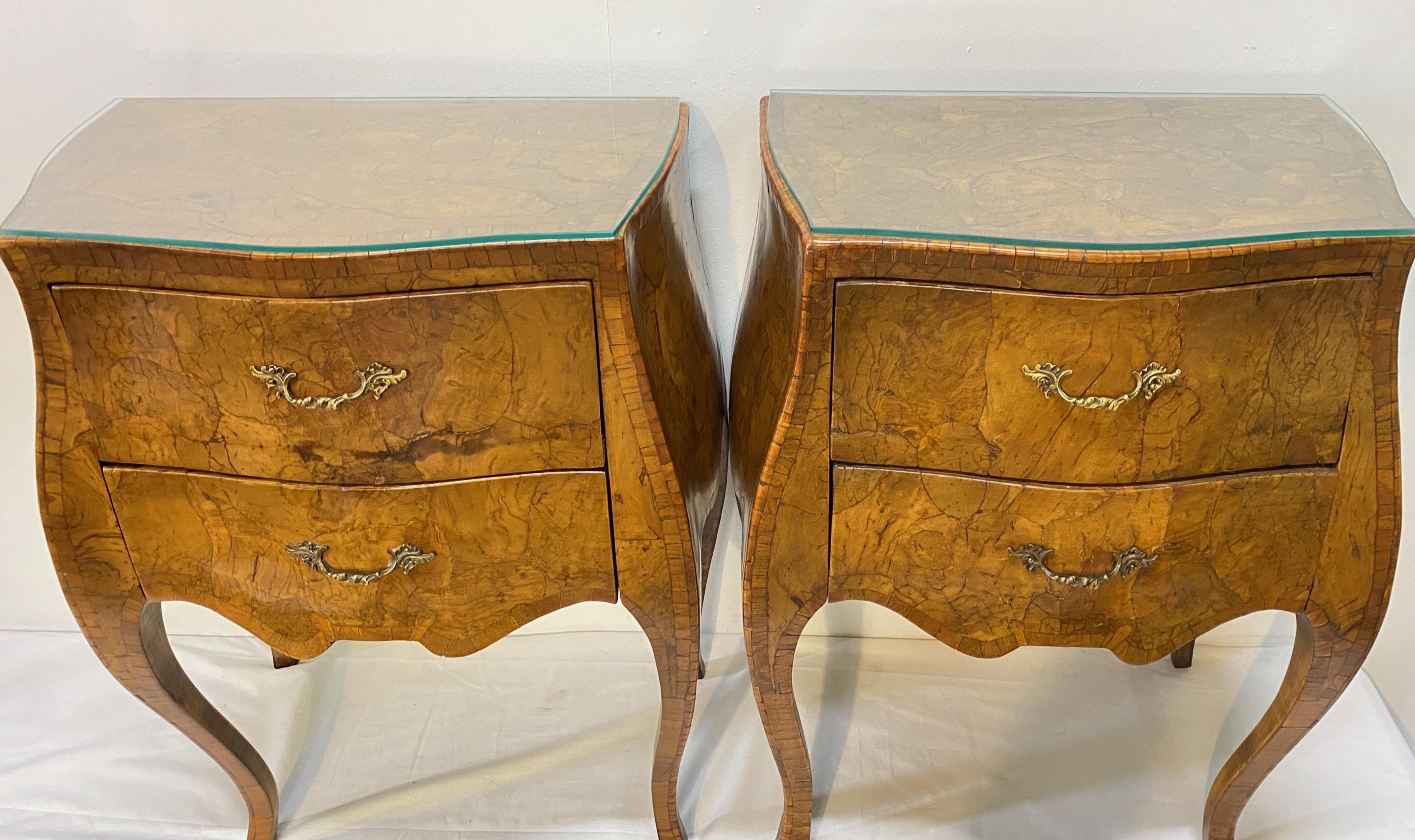 Pair of Italian 18th Century Walnut Bedside Chests Night Stand Tables  For Sale 8