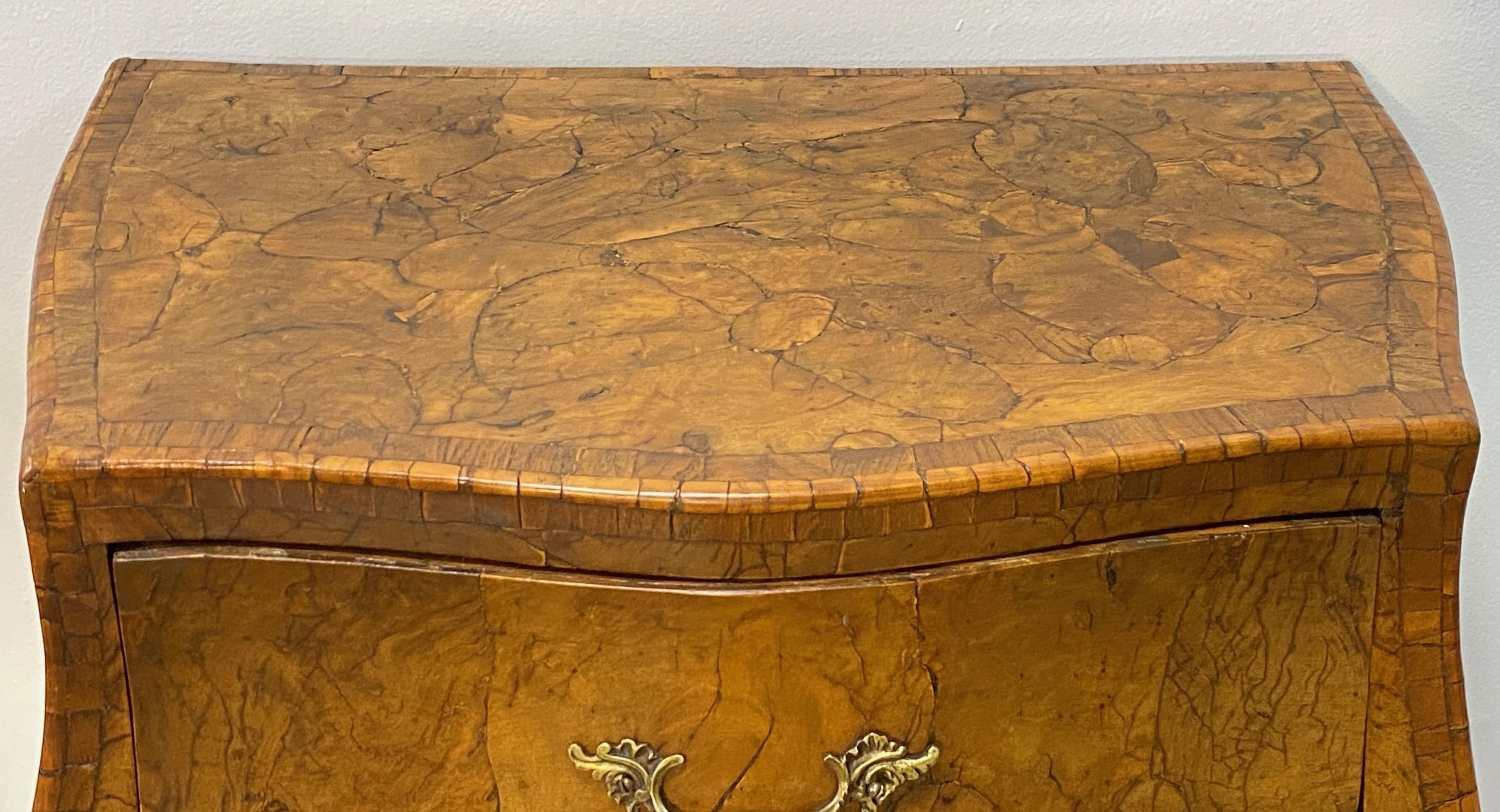 Pair of Italian 18th Century Walnut Bedside Chests Night Stand Tables  For Sale 1