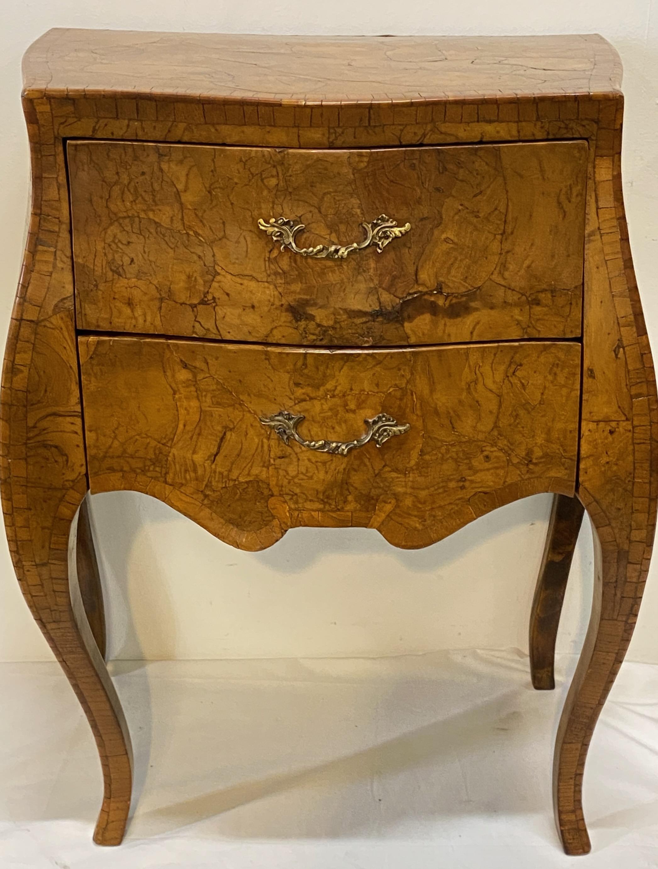 Pair of Italian 18th Century Walnut Bedside Chests Night Stand Tables  For Sale 2