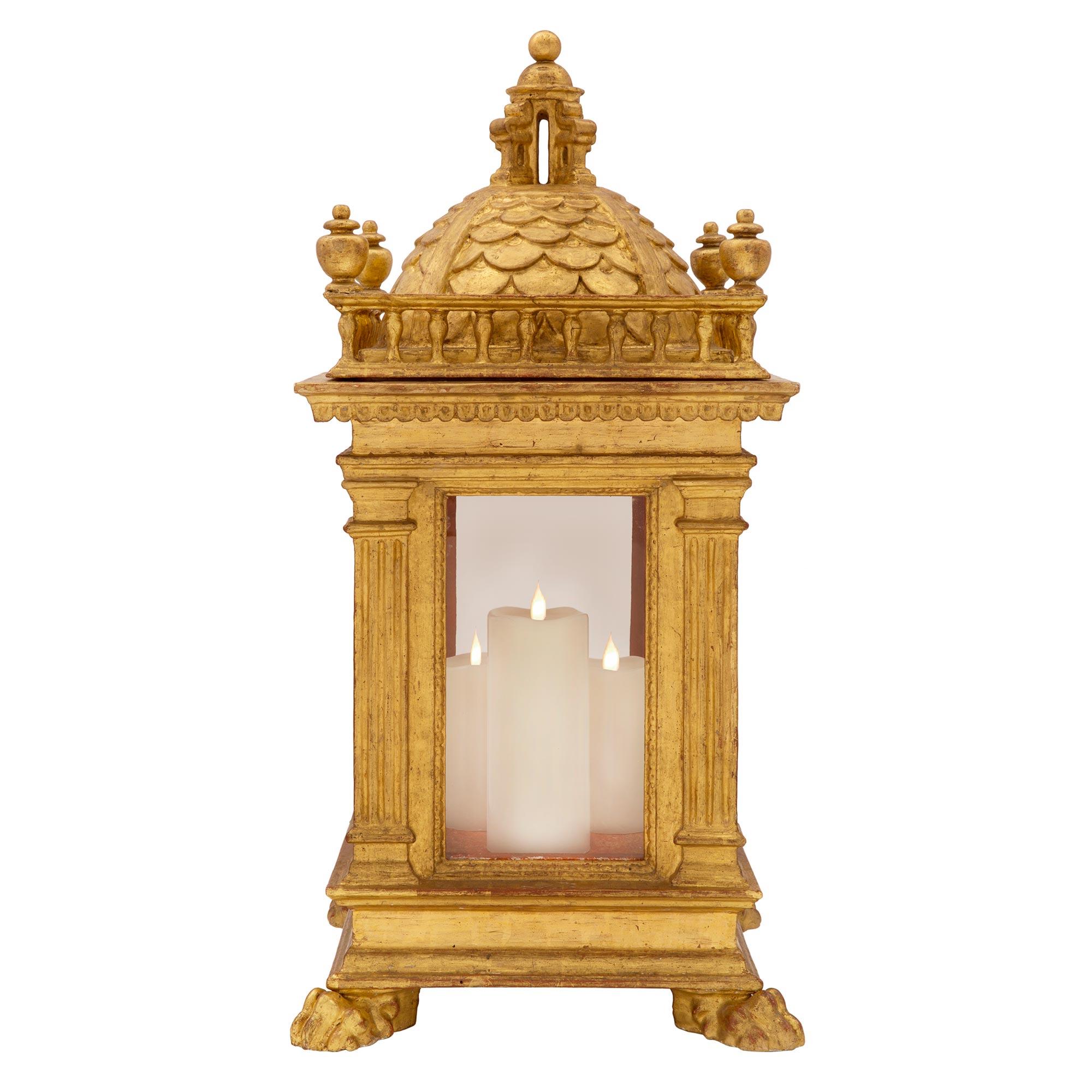 Verre Paire de lanternes italiennes du XVIIIe siècle en bois doré de style toscan, environ 1750 en vente
