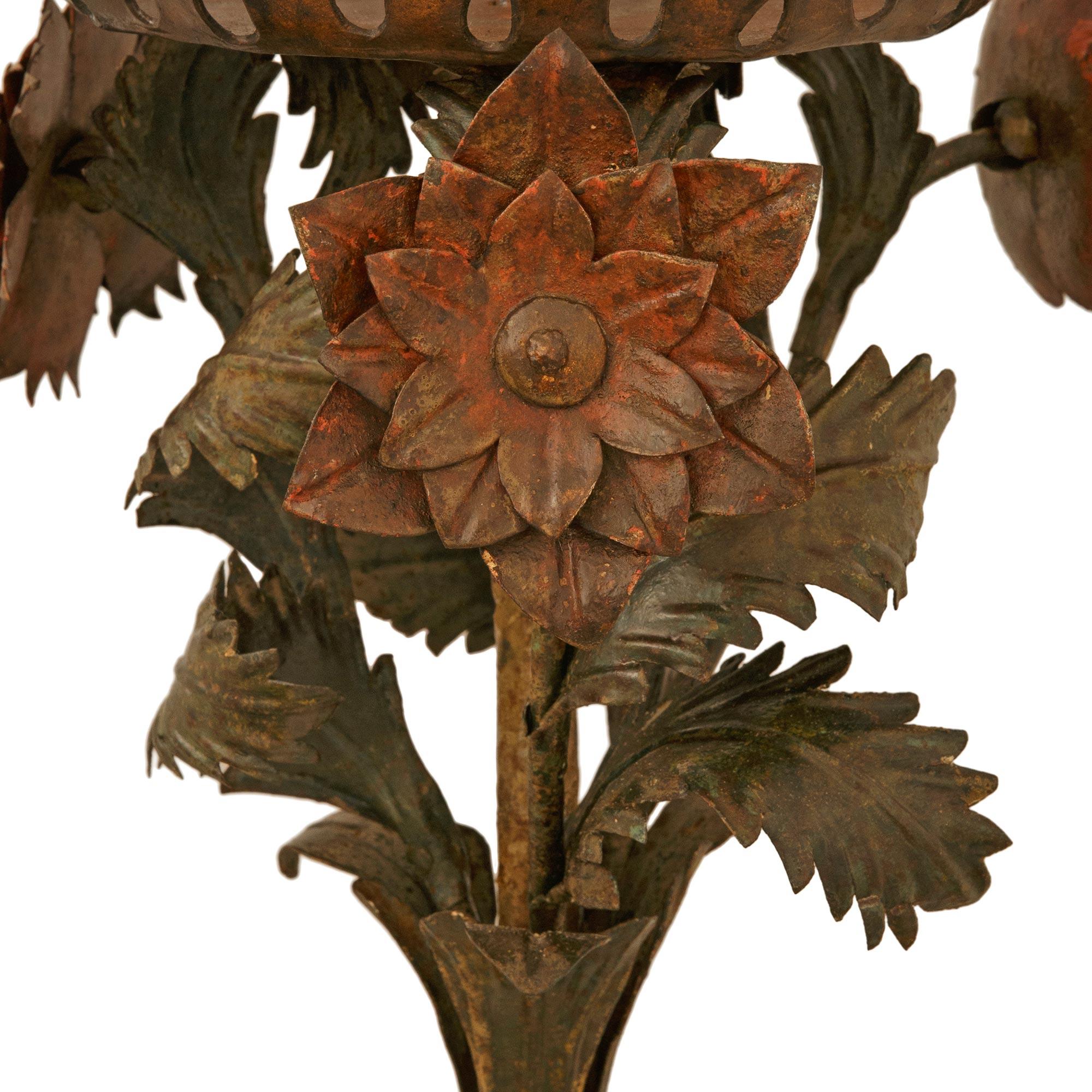Fino al XVIII secolo coppia di candelabri italiani del XVIII secolo in ferro battuto e ottone in vendita