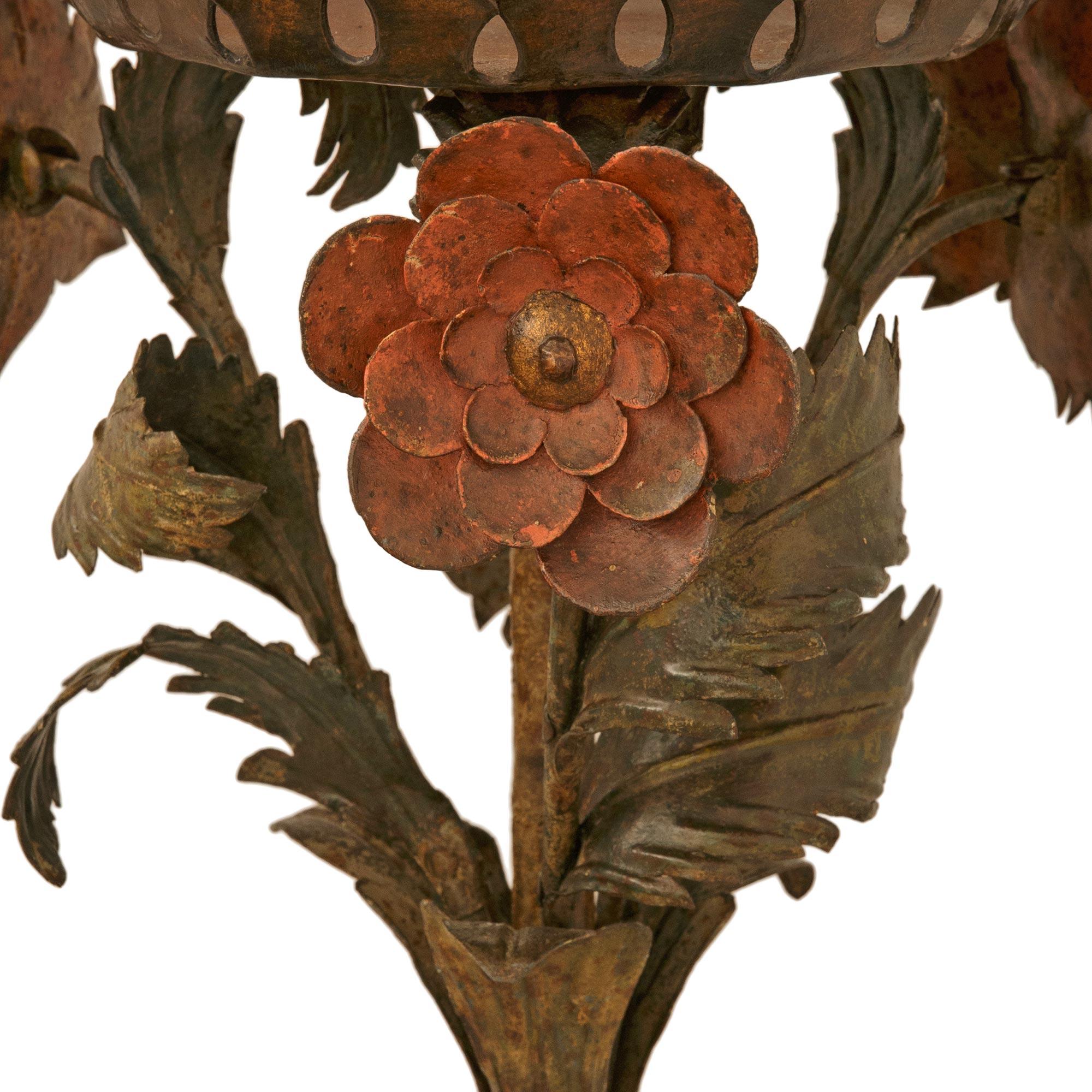 Ottone coppia di candelabri italiani del XVIII secolo in ferro battuto e ottone in vendita