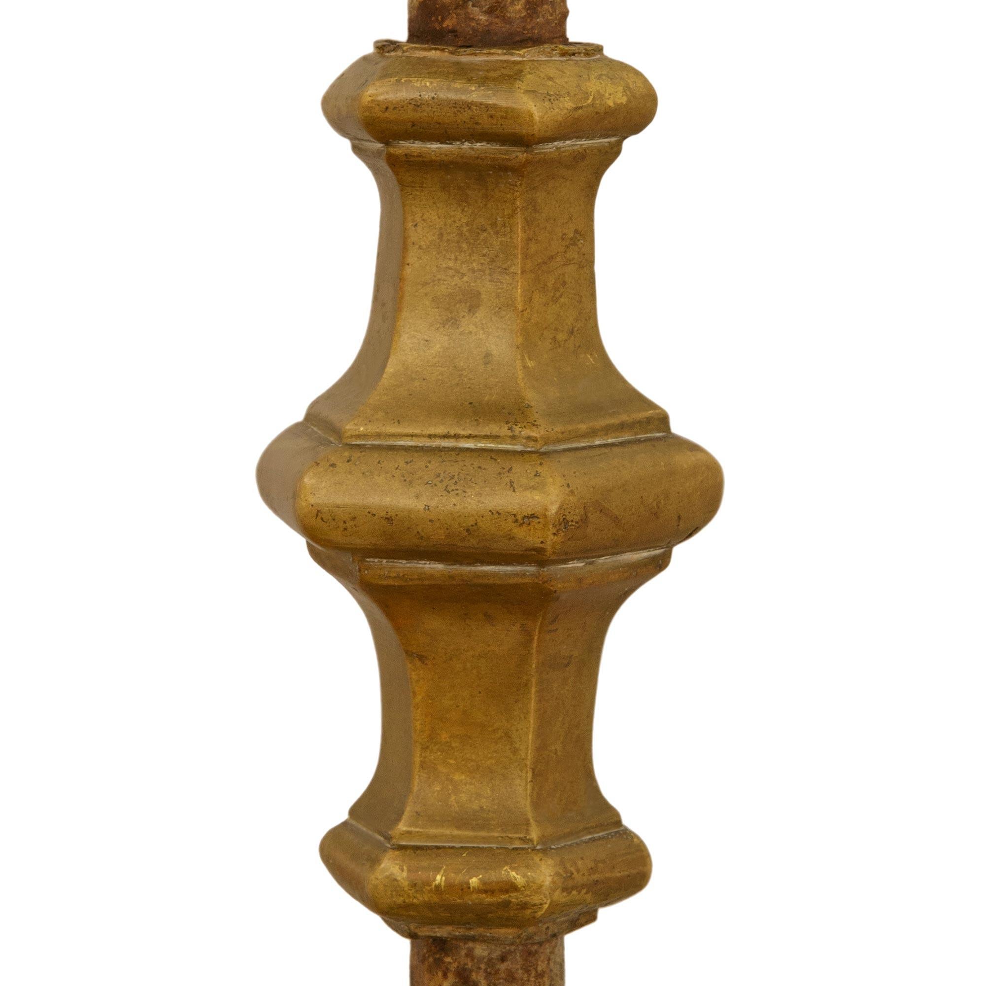 coppia di candelabri italiani del XVIII secolo in ferro battuto e ottone in vendita 1