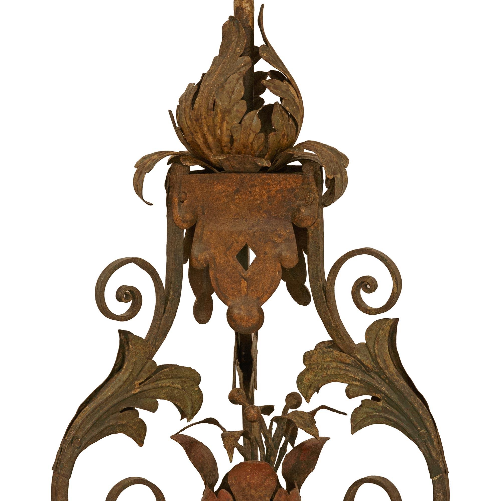 coppia di candelabri italiani del XVIII secolo in ferro battuto e ottone in vendita 2