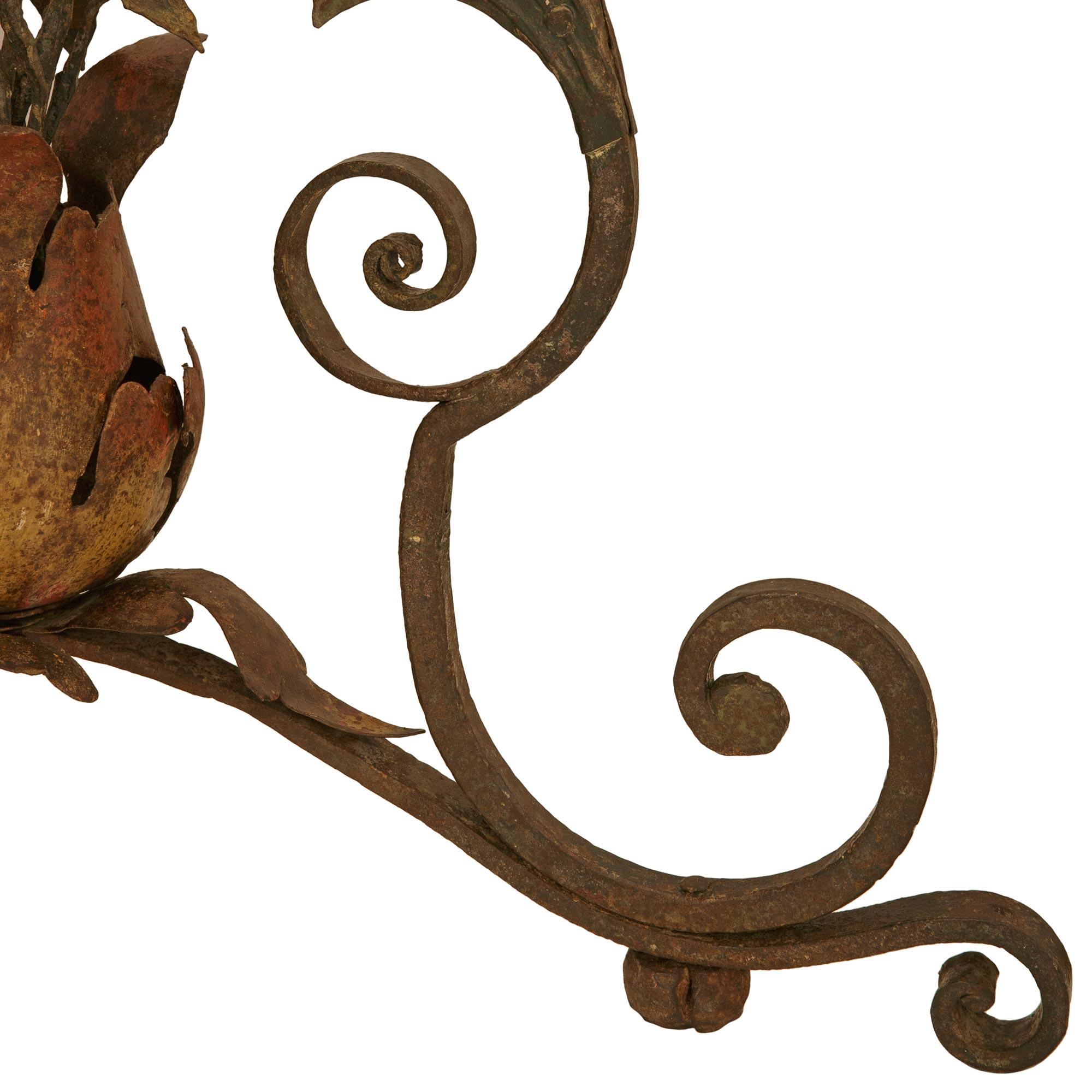 coppia di candelabri italiani del XVIII secolo in ferro battuto e ottone in vendita 3