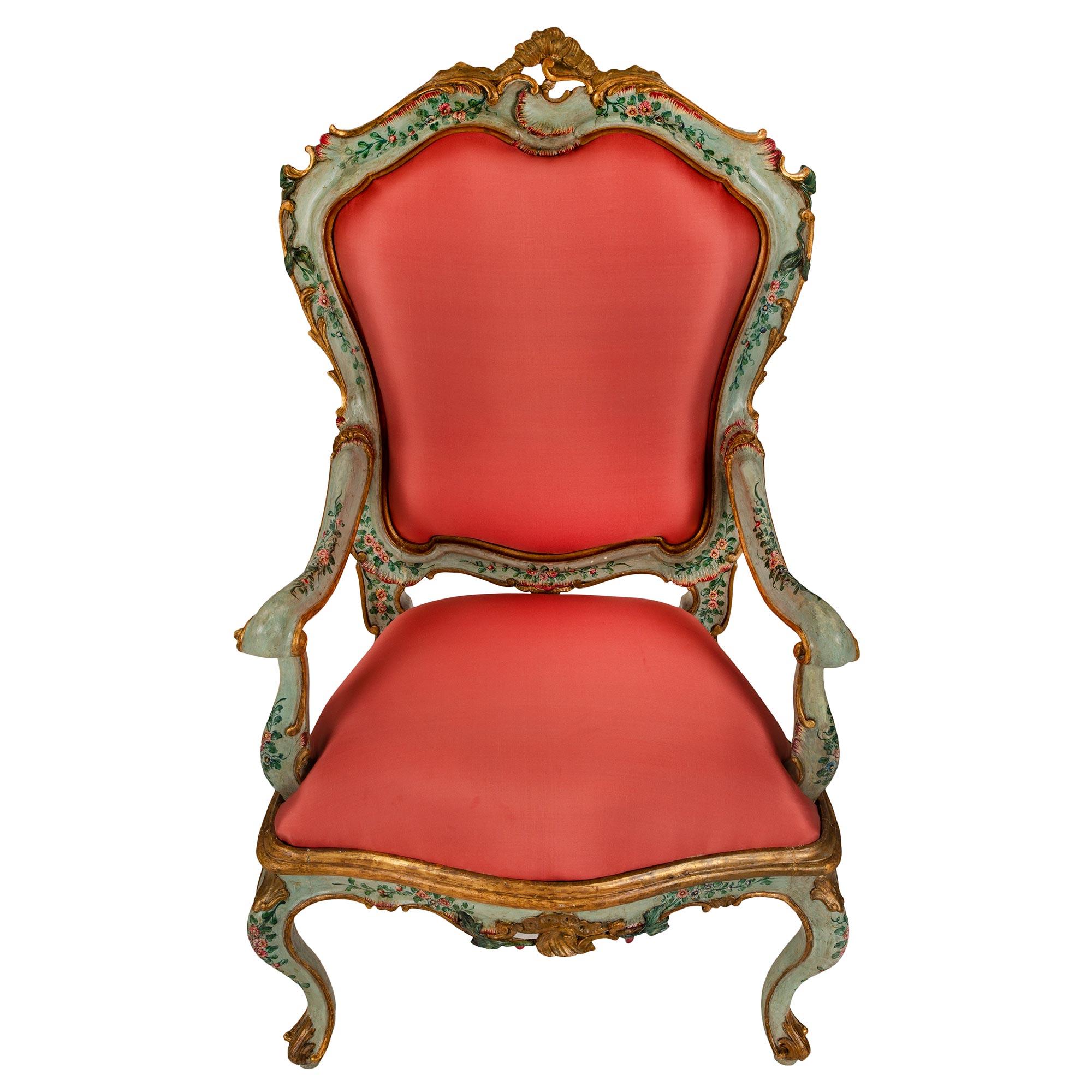 Une paire sensationnelle de fauteuils italiens du 18ème siècle en patine vénitienne et en Mecque. Chaque fauteuil est surélevé par de magnifiques pieds cabriole avec des pieds à feuilles d'acanthe en volute et des fleurs détaillées finement peintes