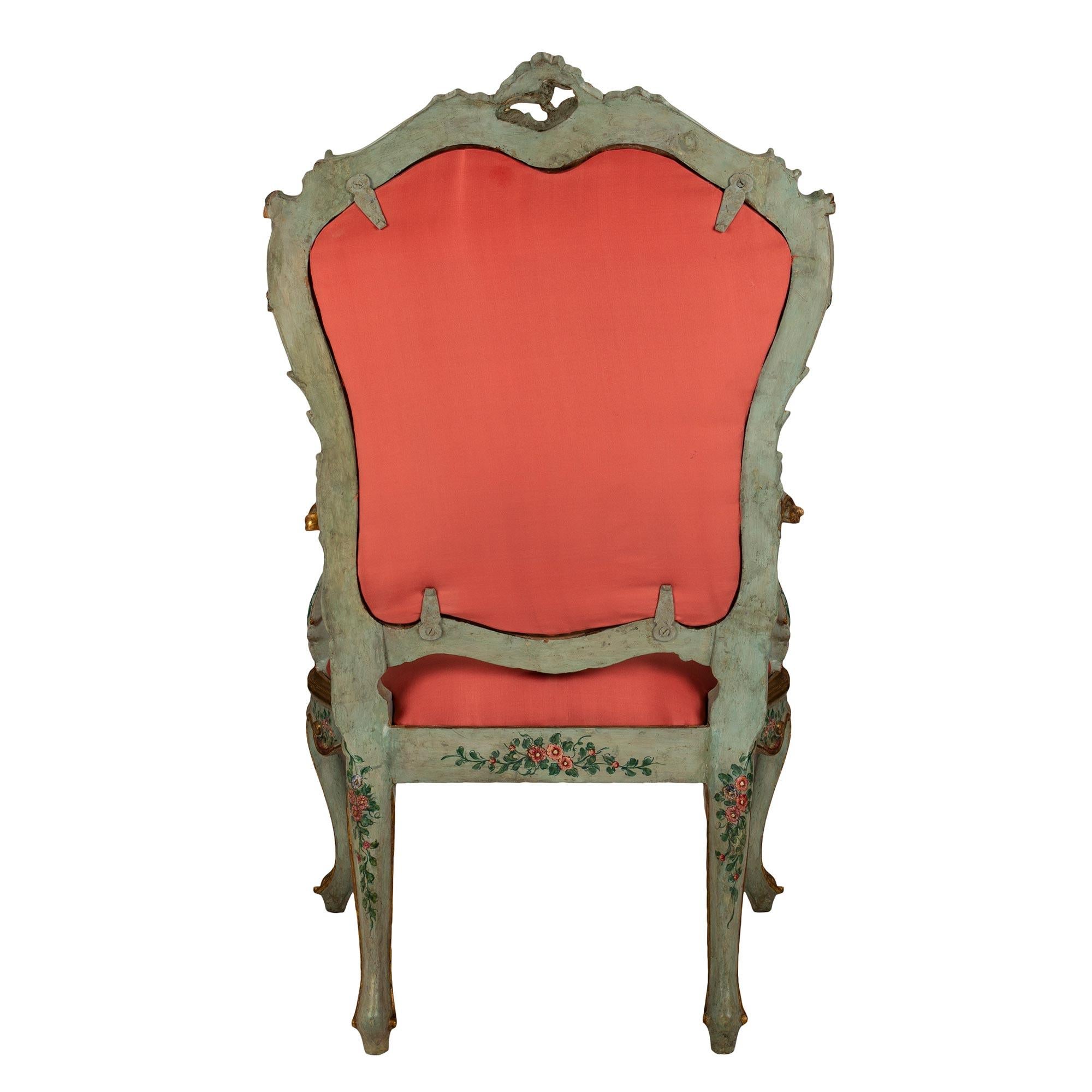 XVIIIe siècle et antérieur Paire de fauteuils vénitiens du 18ème siècle, patinés et de style Mecca en vente