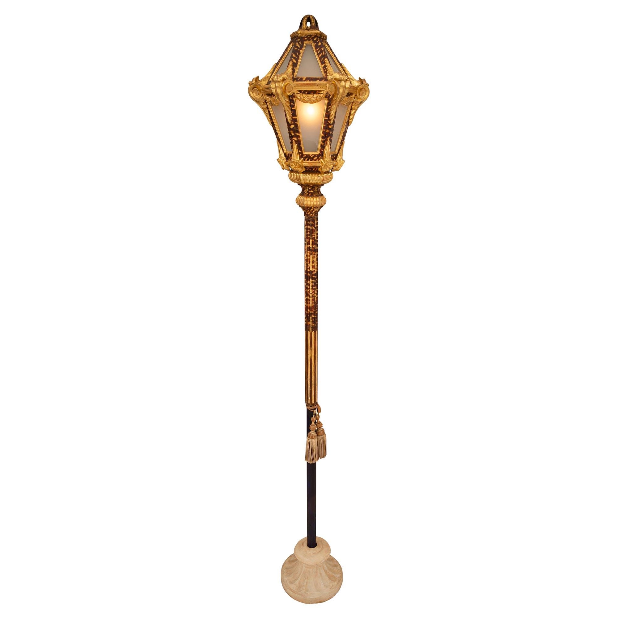Patiné Paire de lampadaires de style vénitien italien du 18ème siècle en vente
