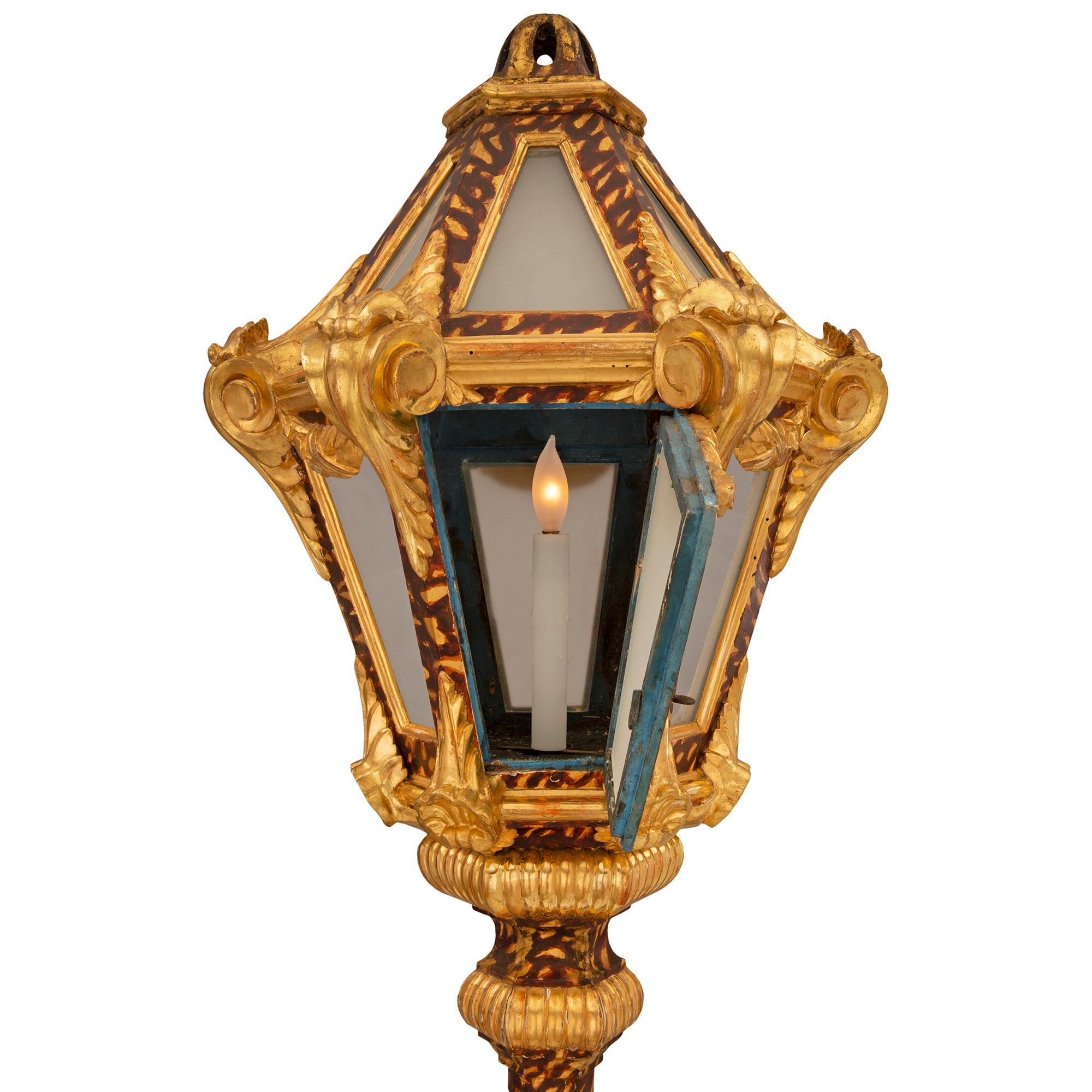 Bois Paire de lampadaires de style vénitien italien du 18ème siècle en vente