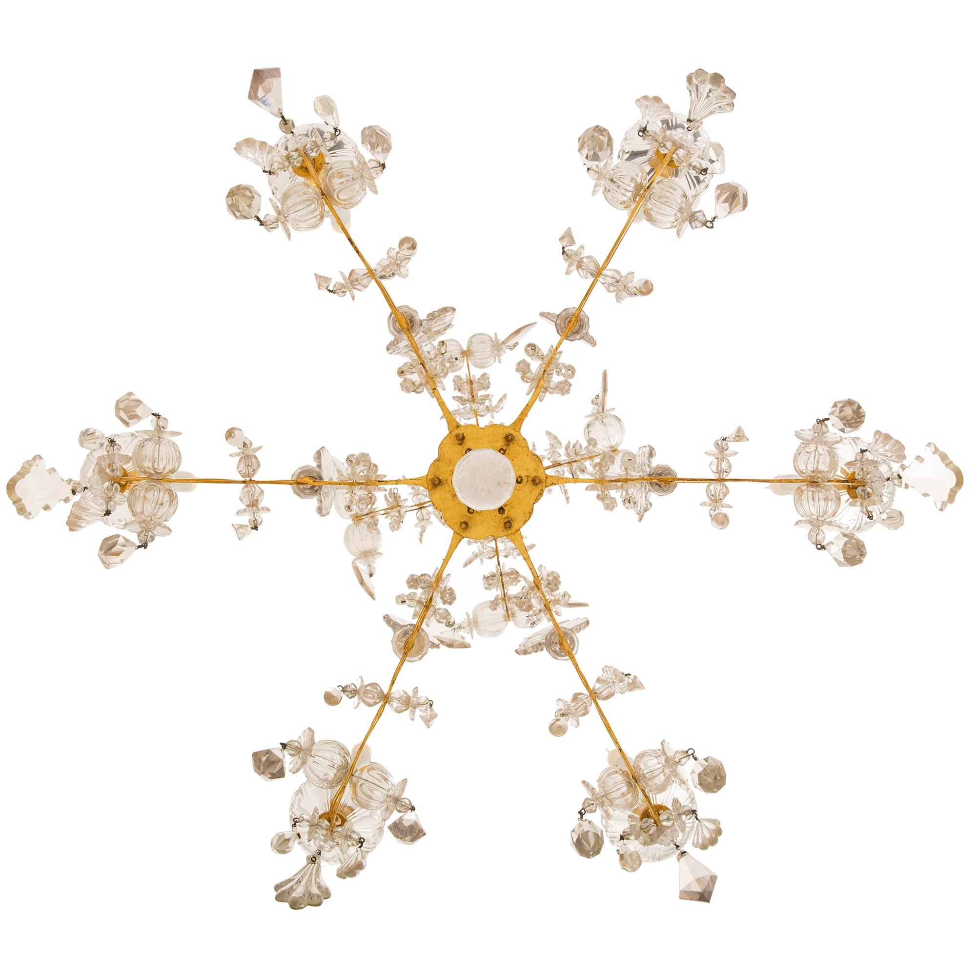 Ein atemberaubendes und äußerst dekoratives Paar italienischer venezianischer Kronleuchter aus vergoldetem Metall und Kristall aus dem 18. In der Mitte jedes sechsarmigen Kronleuchters befindet sich ein wunderschöner, zarter, tropfenförmiger