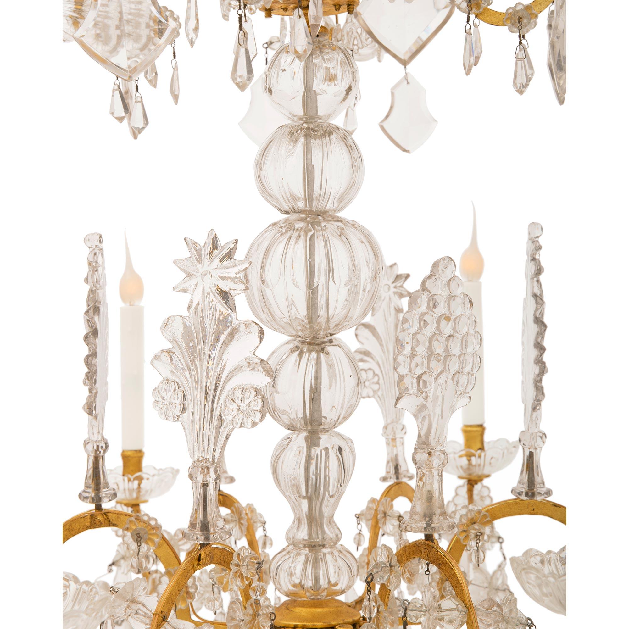 XVIIIe siècle et antérieur Paire de lustres vénitiens italiens du 18ème siècle en métal doré et cristal en vente