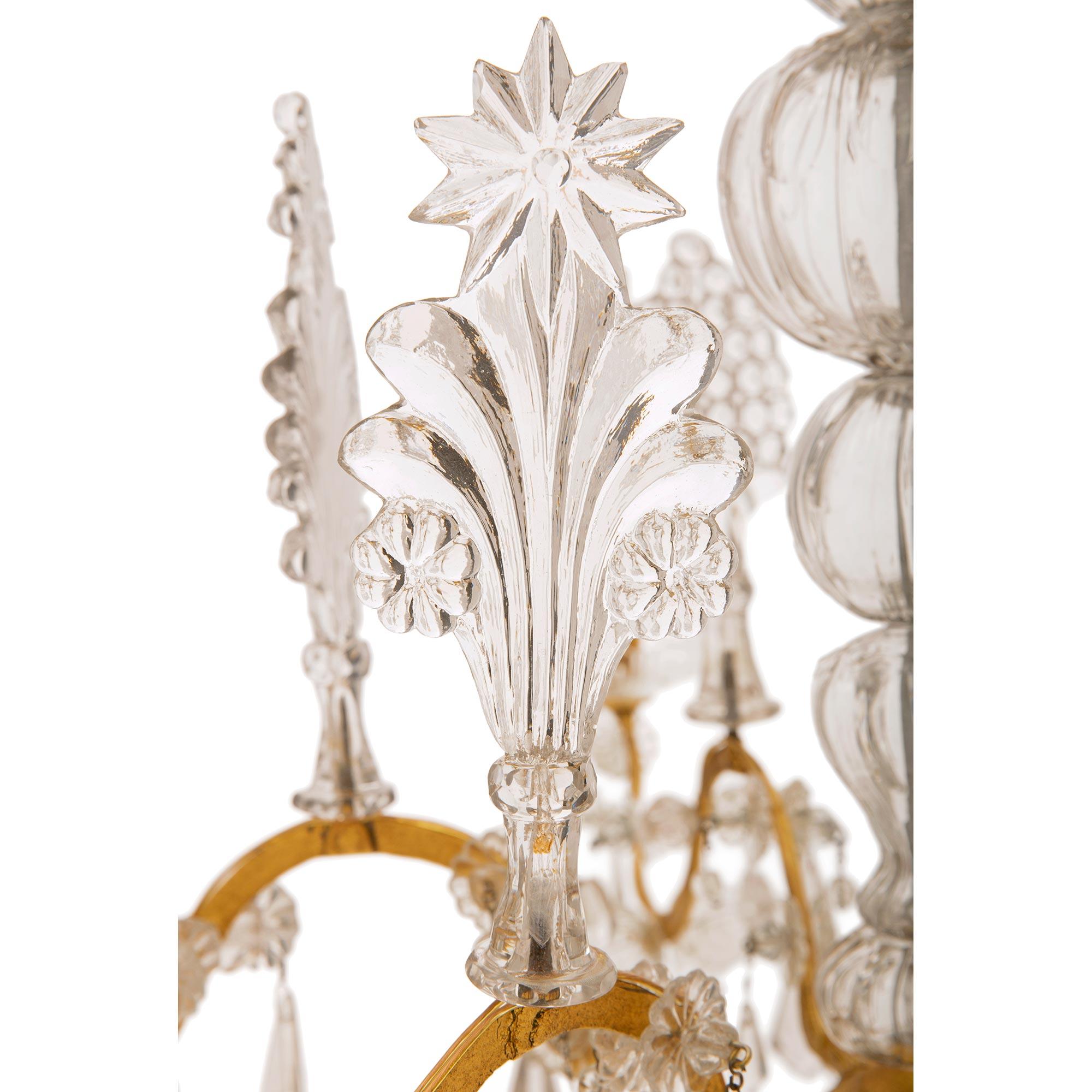Paire de lustres vénitiens italiens du 18ème siècle en métal doré et cristal en vente 1