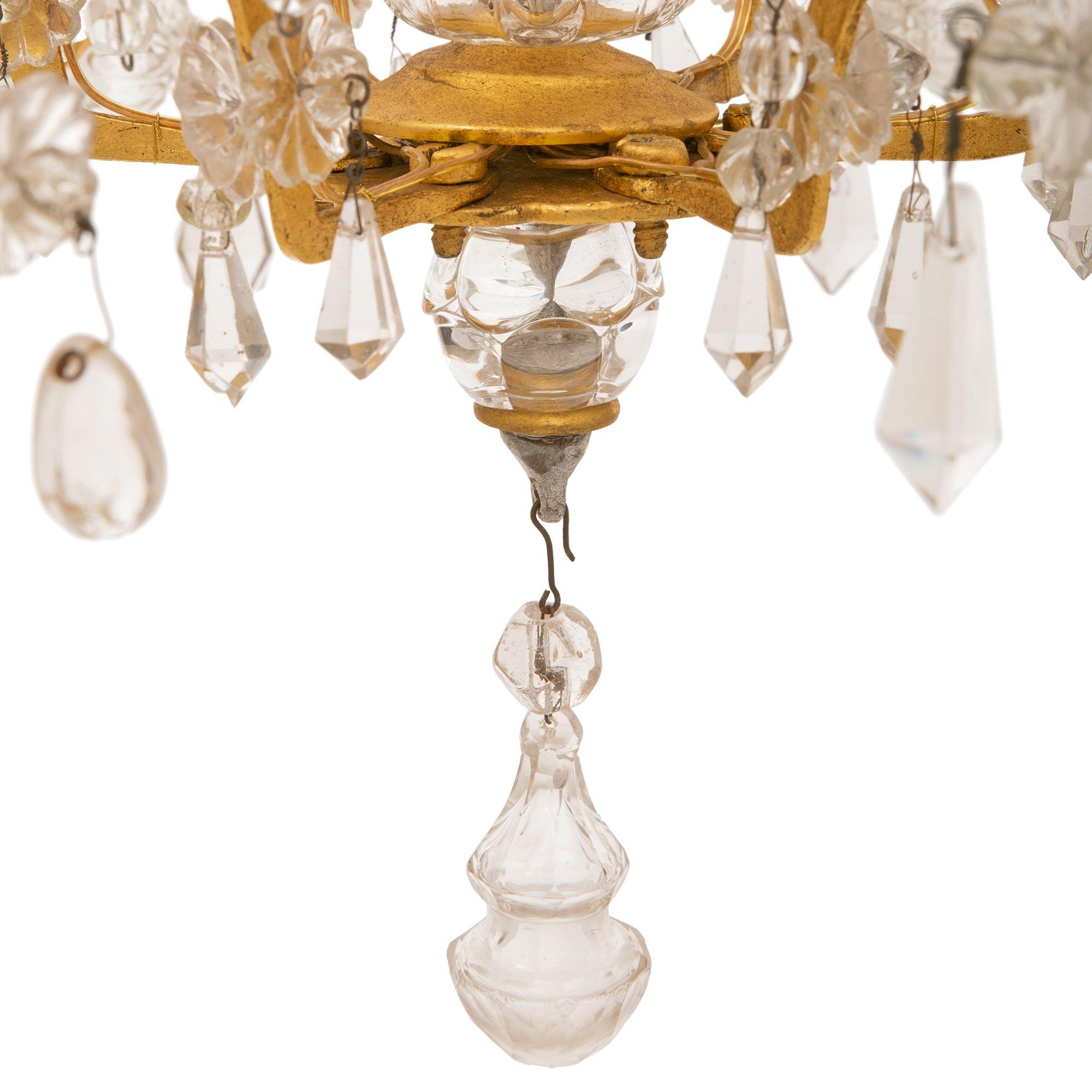 Paire de lustres vénitiens italiens du 18ème siècle en métal doré et cristal en vente 3