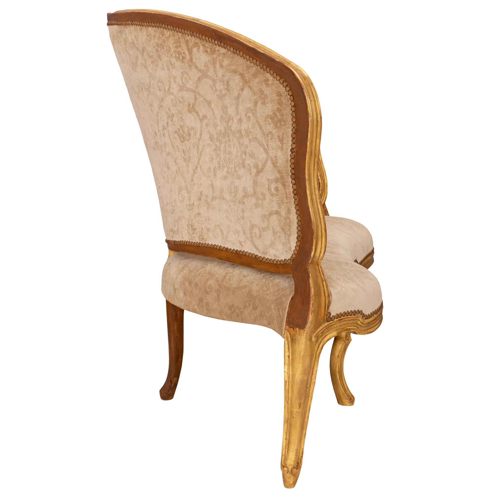 Ein sehr elegantes und äußerst einzigartiges Paar italienischer Eckstühle aus venezianischem St. des 18. Jeder Stuhl steht auf schlanken Cabriole-Beinen mit hübschen, gesprenkelten Mustern, die sich über den schalenförmigen Fries und entlang jedes