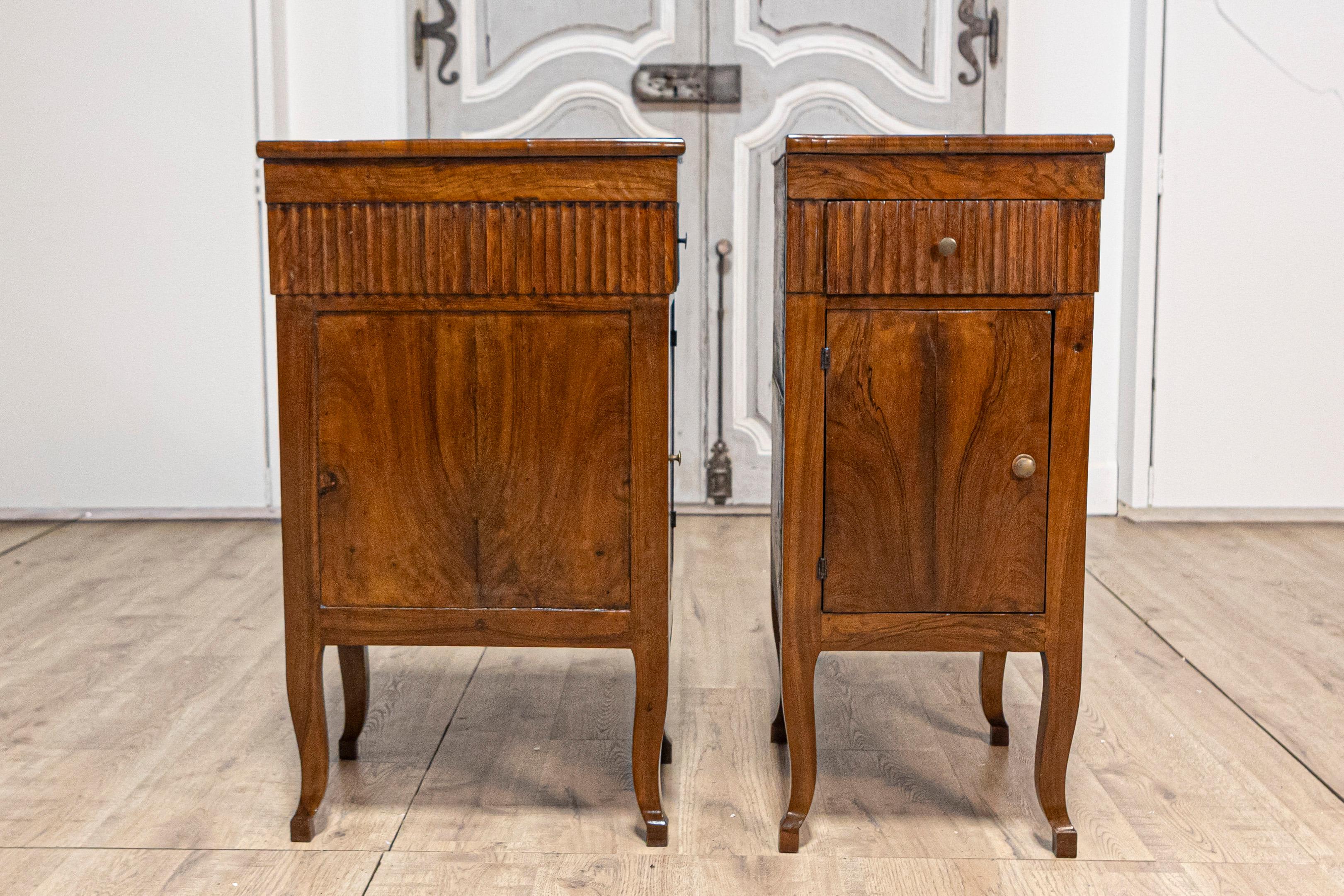Pair of Italian 18th Century Walnut Bedside Chests with Carved Fluted Drawers In Good Condition For Sale In Atlanta, GA