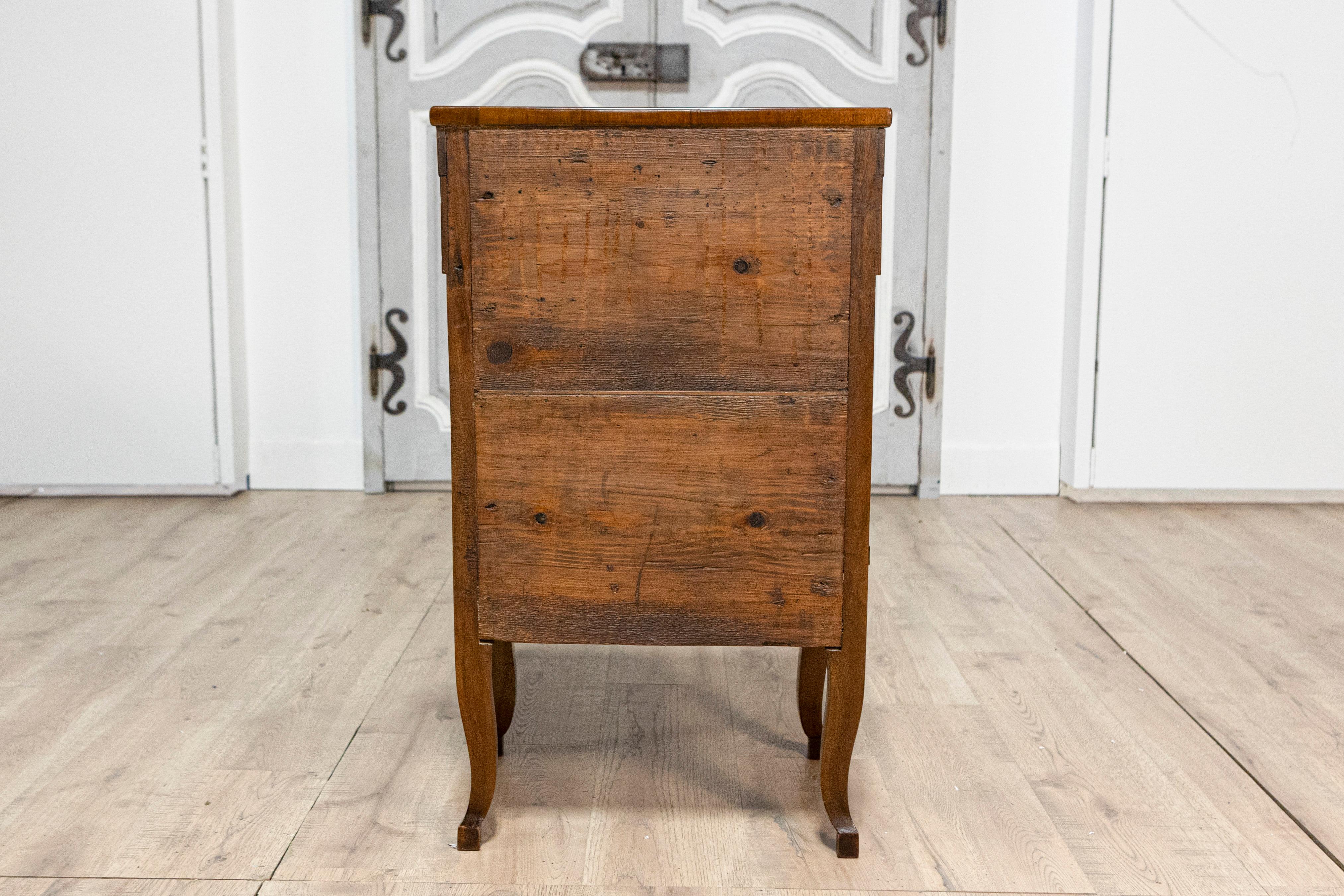 Pair of Italian 18th Century Walnut Bedside Chests with Carved Fluted Drawers For Sale 1