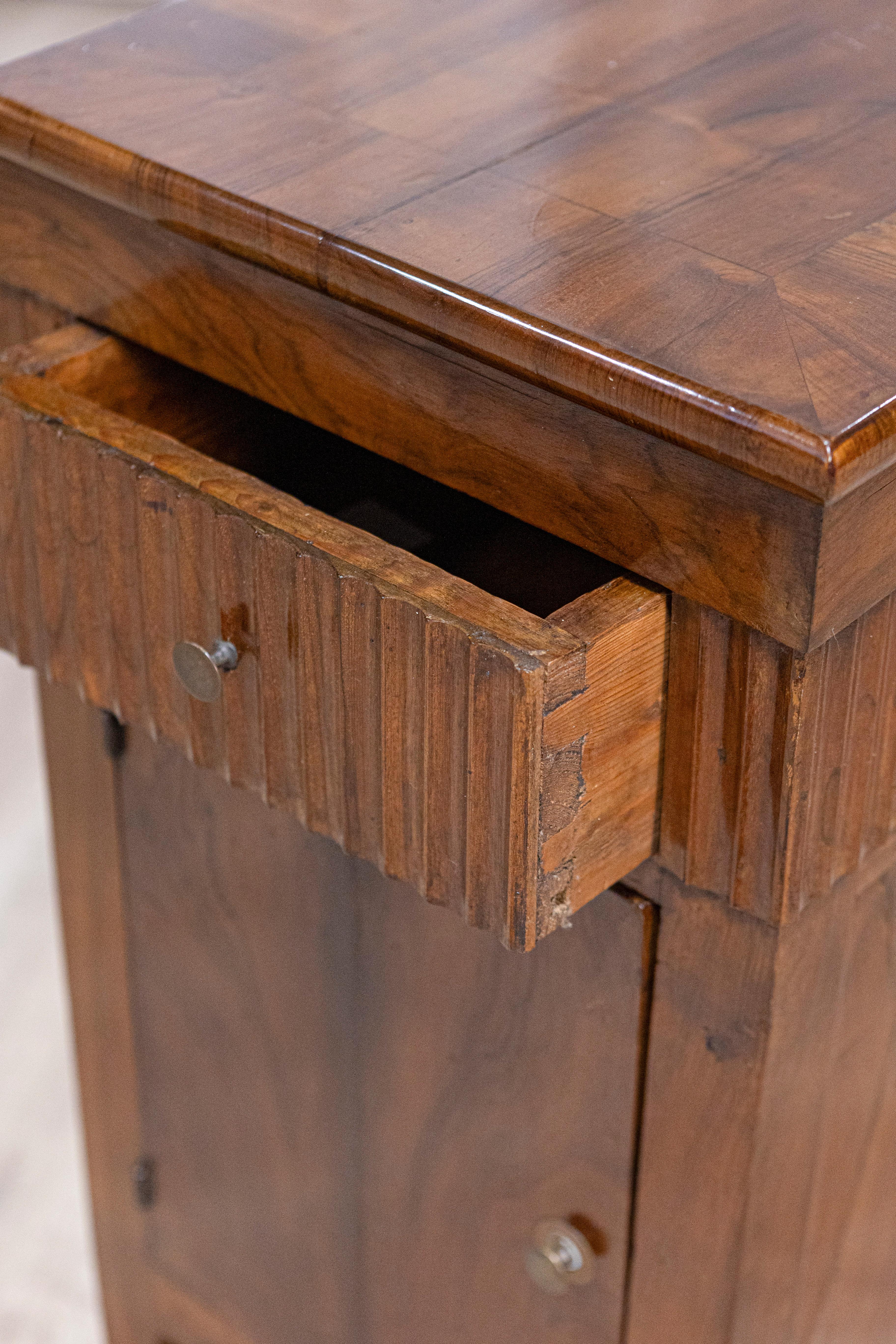 Pair of Italian 18th Century Walnut Bedside Chests with Carved Fluted Drawers For Sale 3