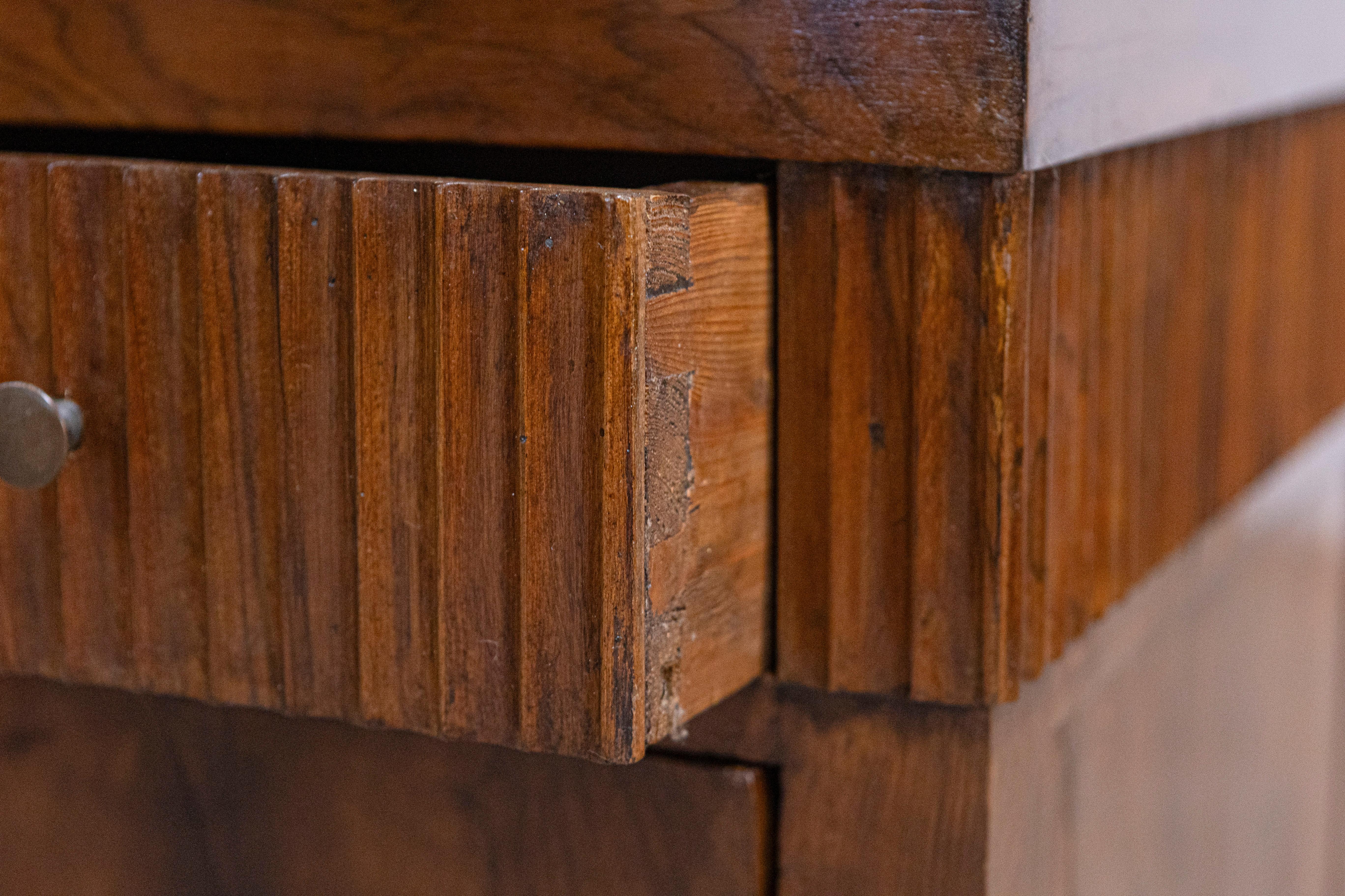 Pair of Italian 18th Century Walnut Bedside Chests with Carved Fluted Drawers For Sale 4