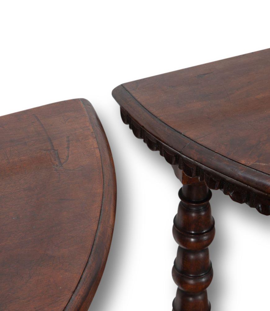 Zwei italienische Konsolentische aus Nussbaumholz aus dem 18. im Angebot 1