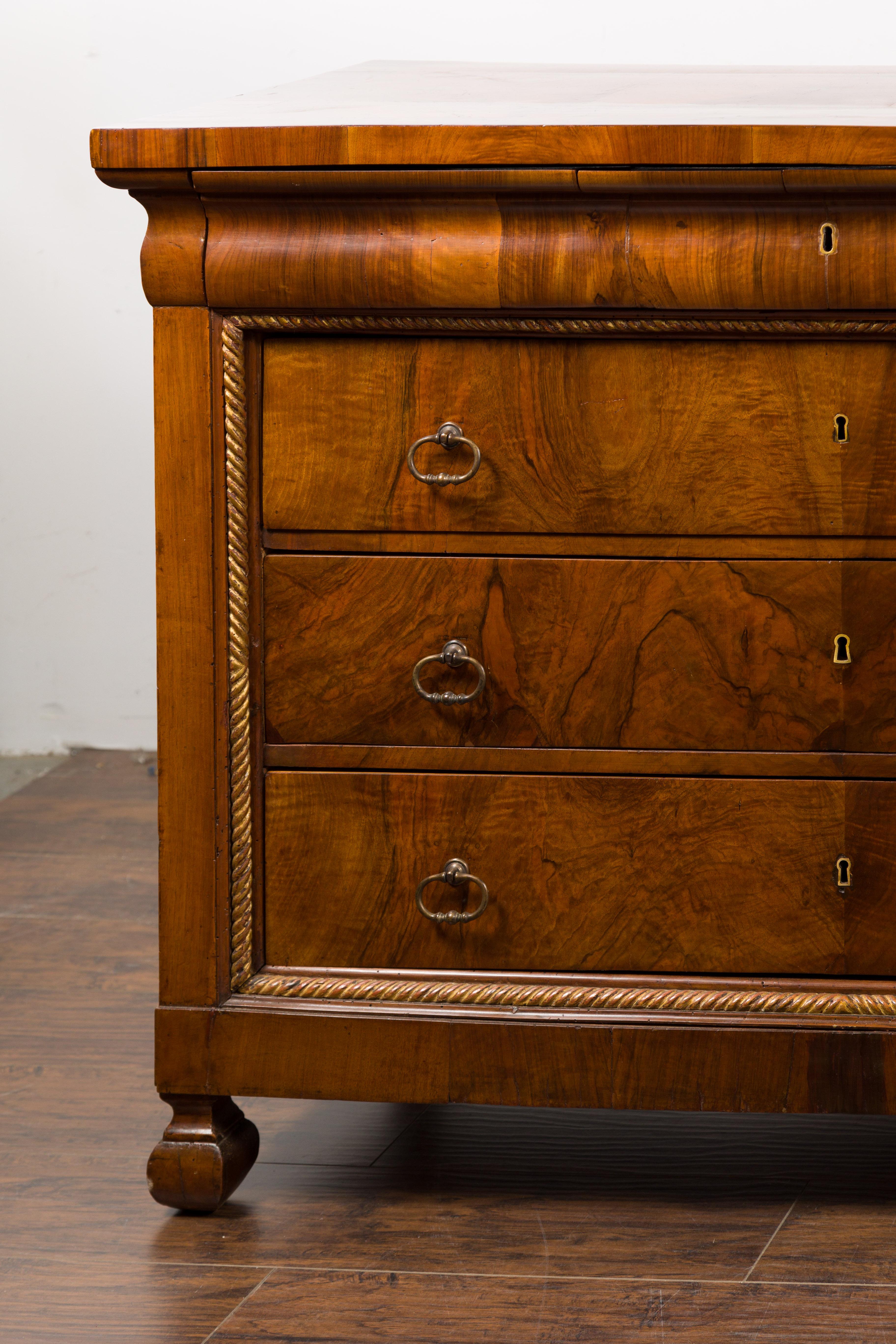 Pair of Italian 18th Century Walnut Four-Drawer Commodes with Bookmatched Veneer For Sale 4