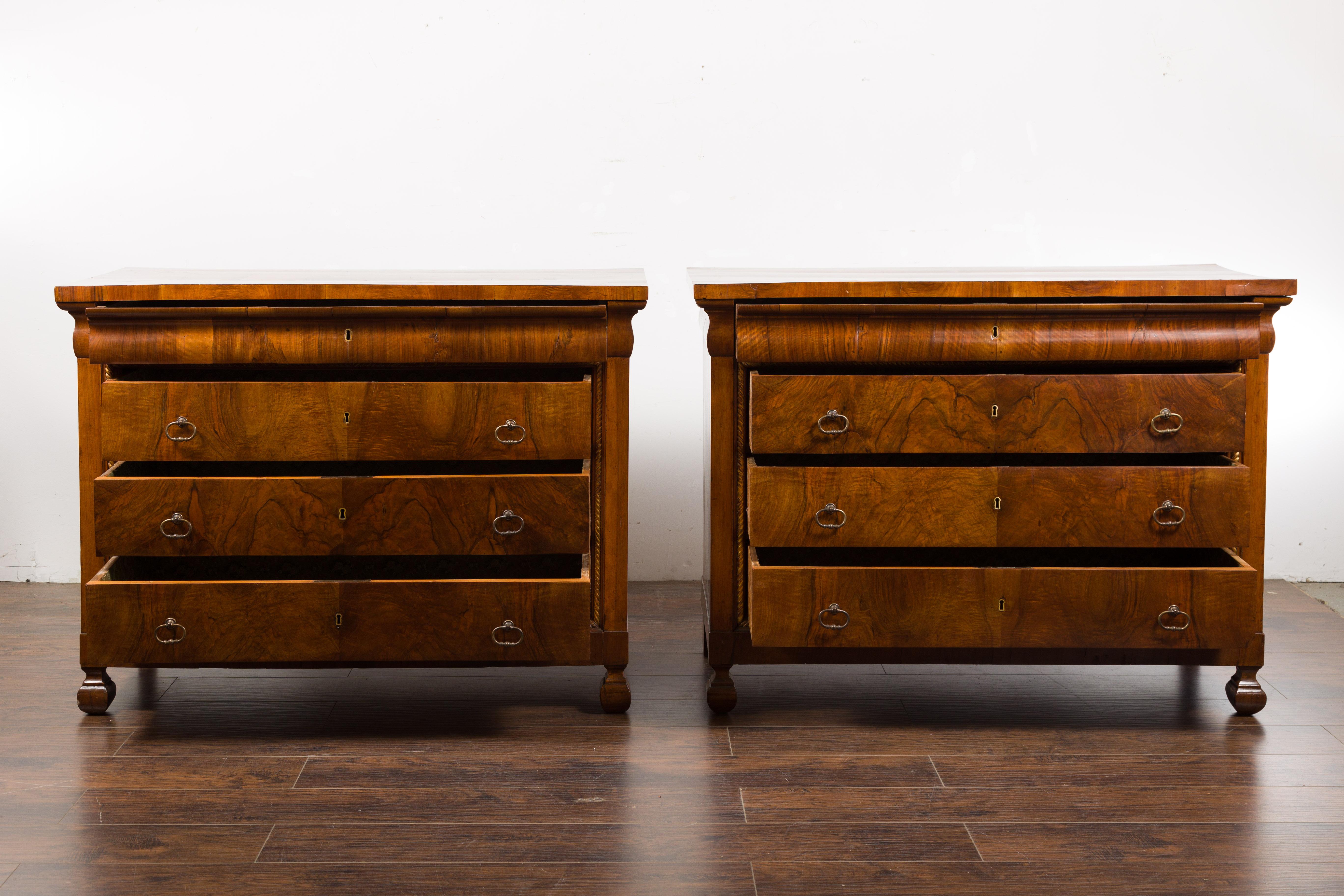 Pair of Italian 18th Century Walnut Four-Drawer Commodes with Bookmatched Veneer For Sale 5