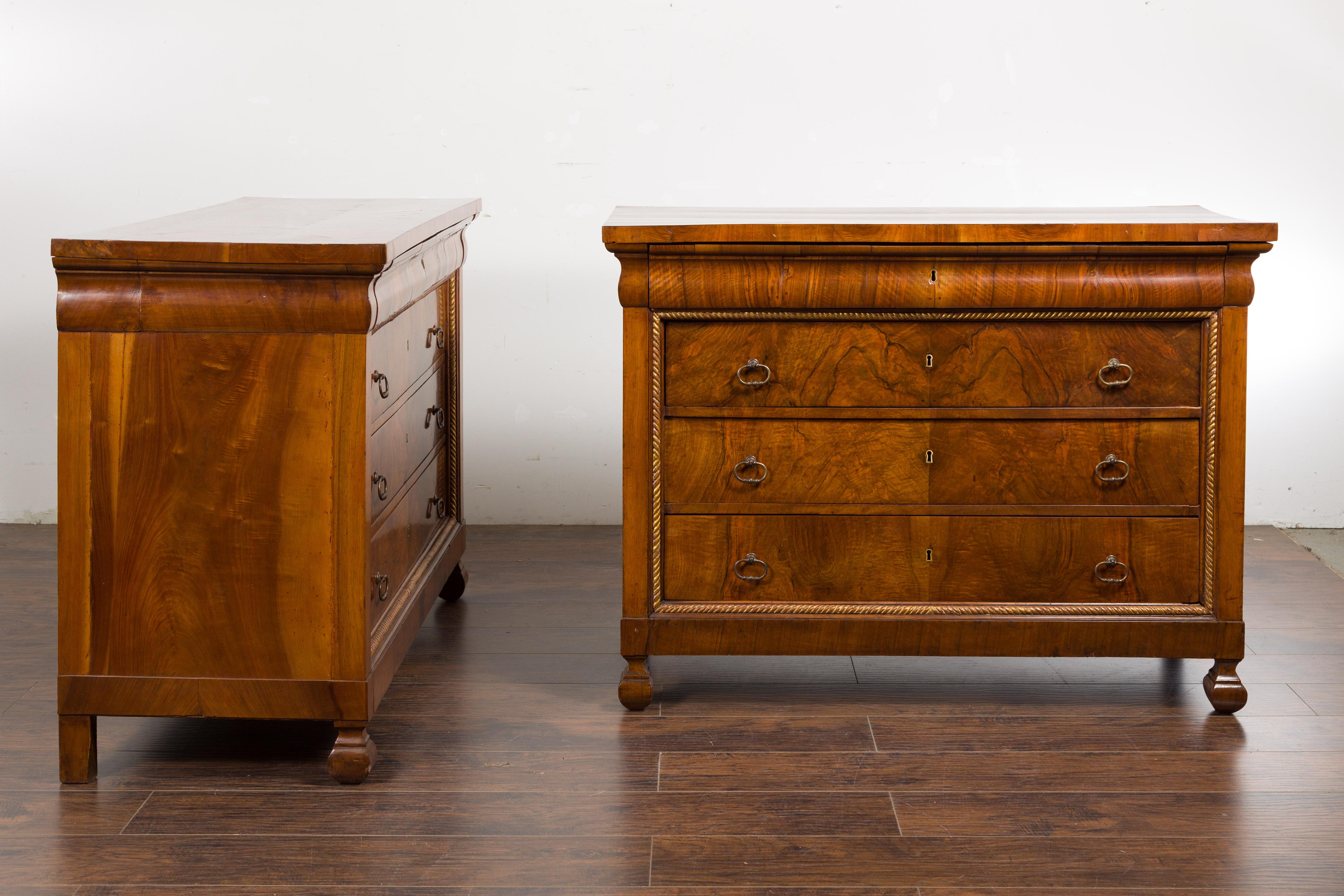 Pair of Italian 18th Century Walnut Four-Drawer Commodes with Bookmatched Veneer For Sale 9