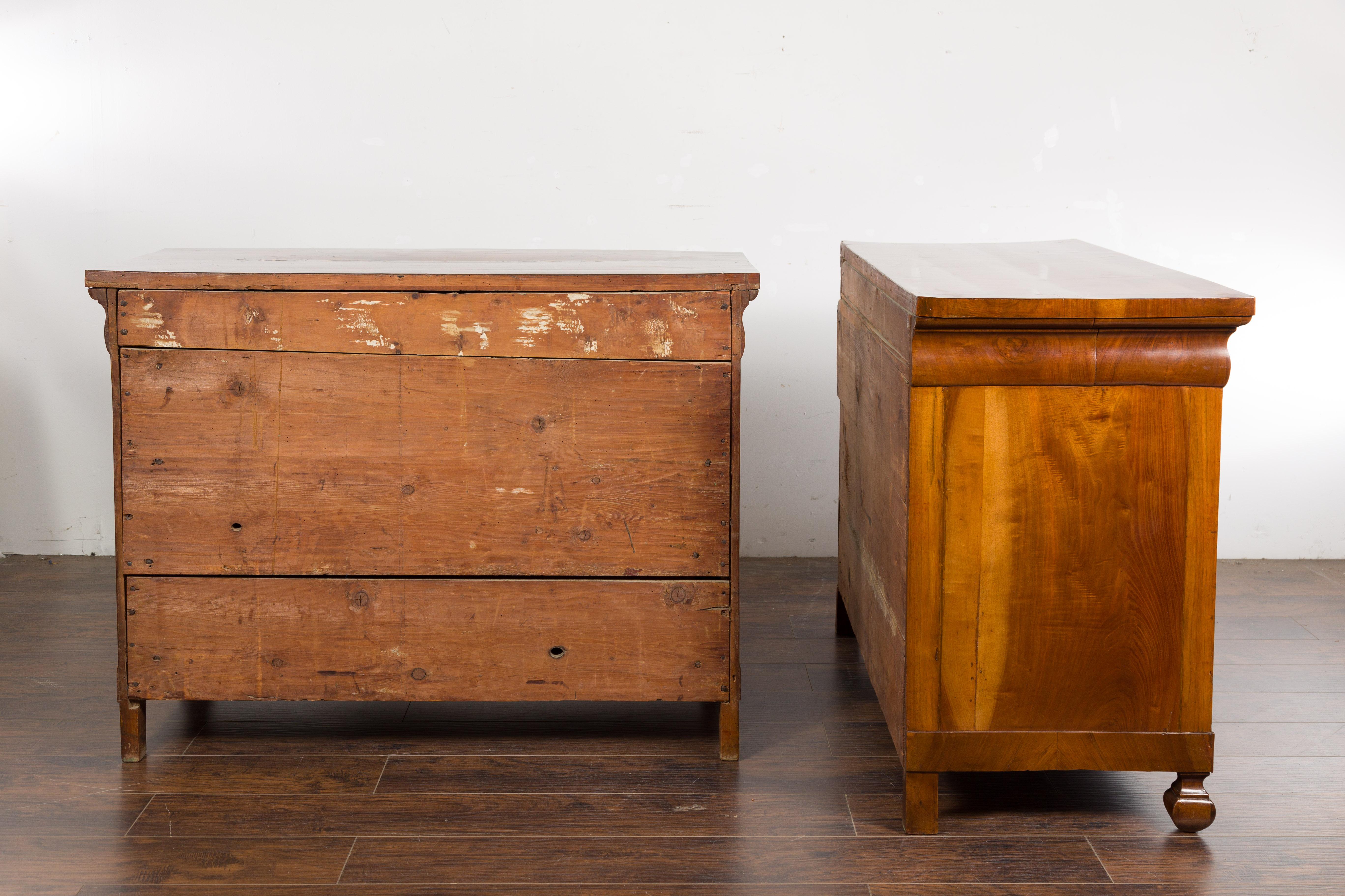 Pair of Italian 18th Century Walnut Four-Drawer Commodes with Bookmatched Veneer For Sale 10