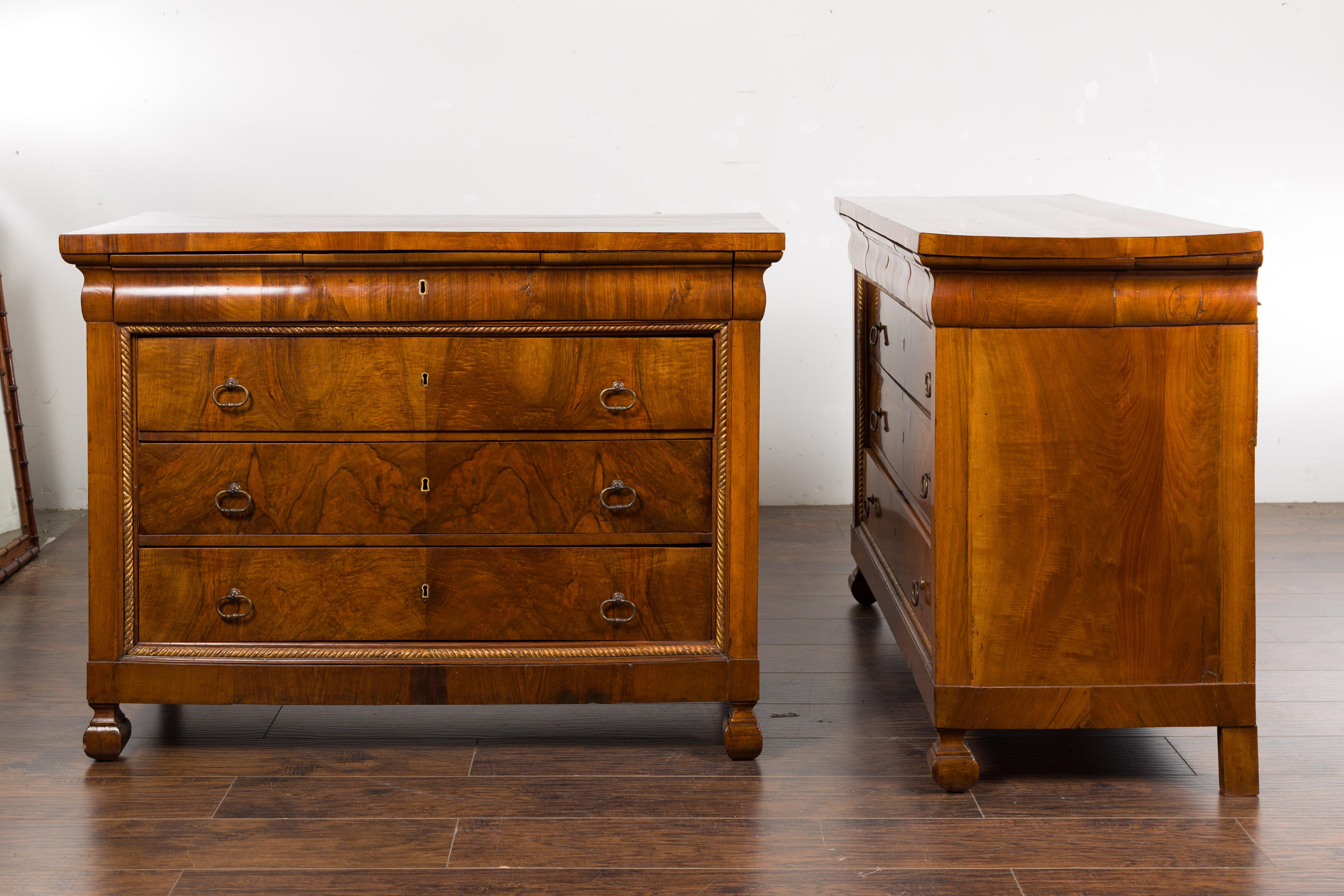 Pair of Italian 18th Century Walnut Four-Drawer Commodes with Bookmatched Veneer For Sale 12