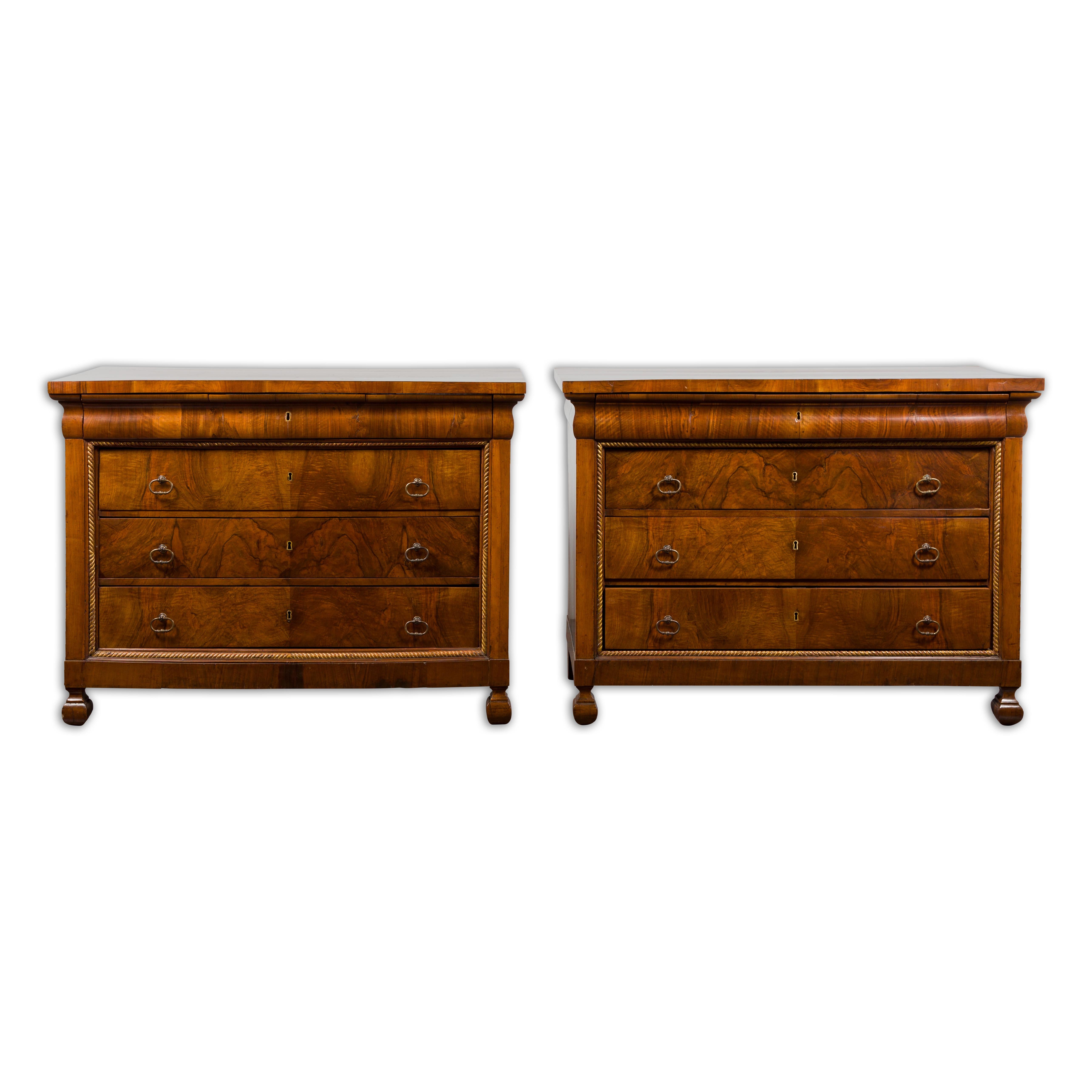 Pair of Italian 18th Century Walnut Four-Drawer Commodes with Bookmatched Veneer For Sale 14