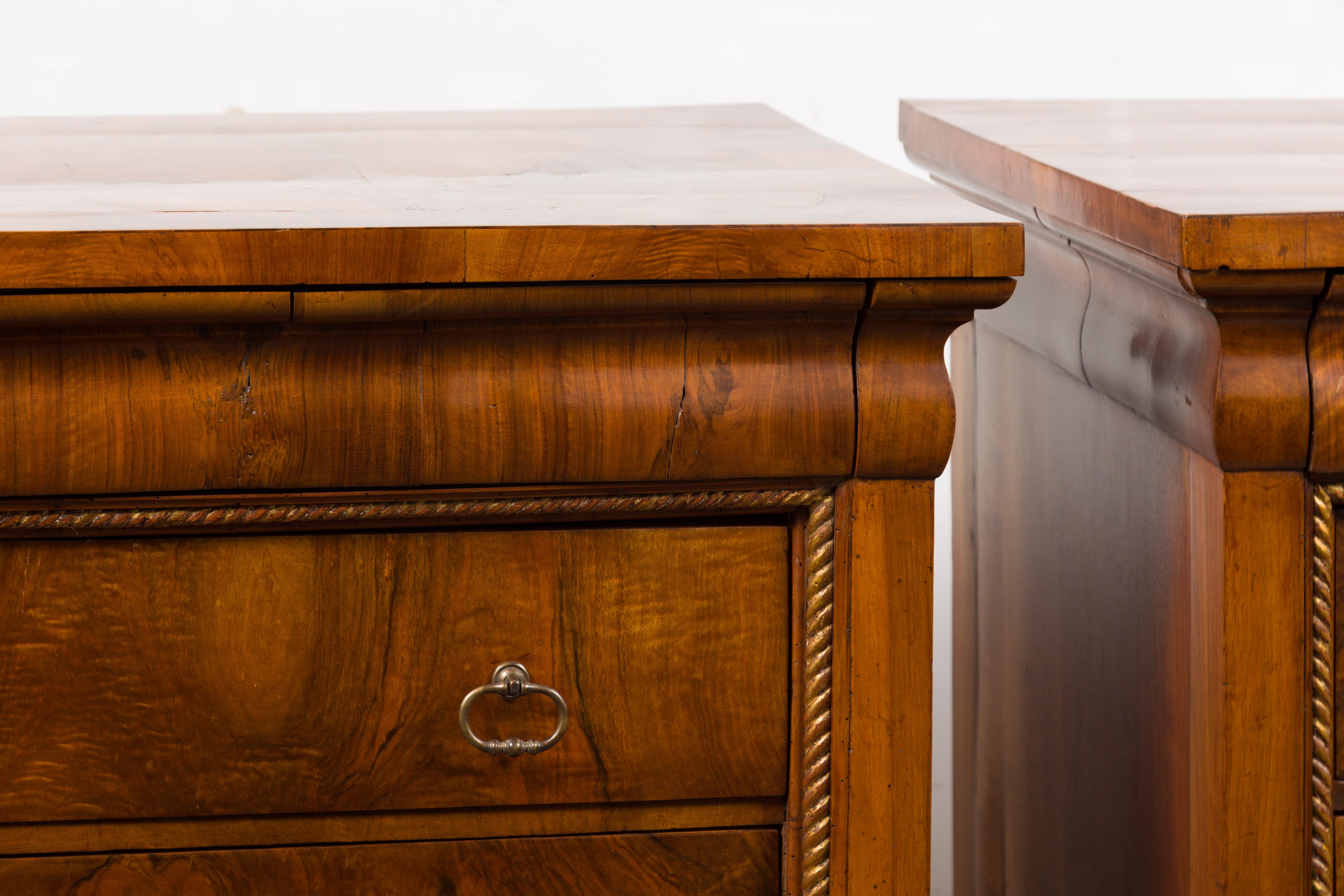 Pair of Italian 18th Century Walnut Four-Drawer Commodes with Bookmatched Veneer For Sale 1