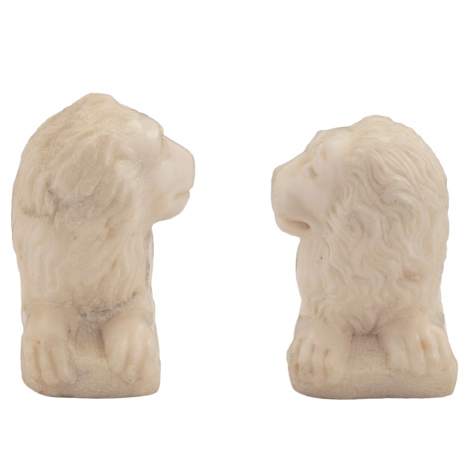 Pair of Italian 18th Century White Carrara Marble Statuettes of Lions In Good Condition For Sale In West Palm Beach, FL