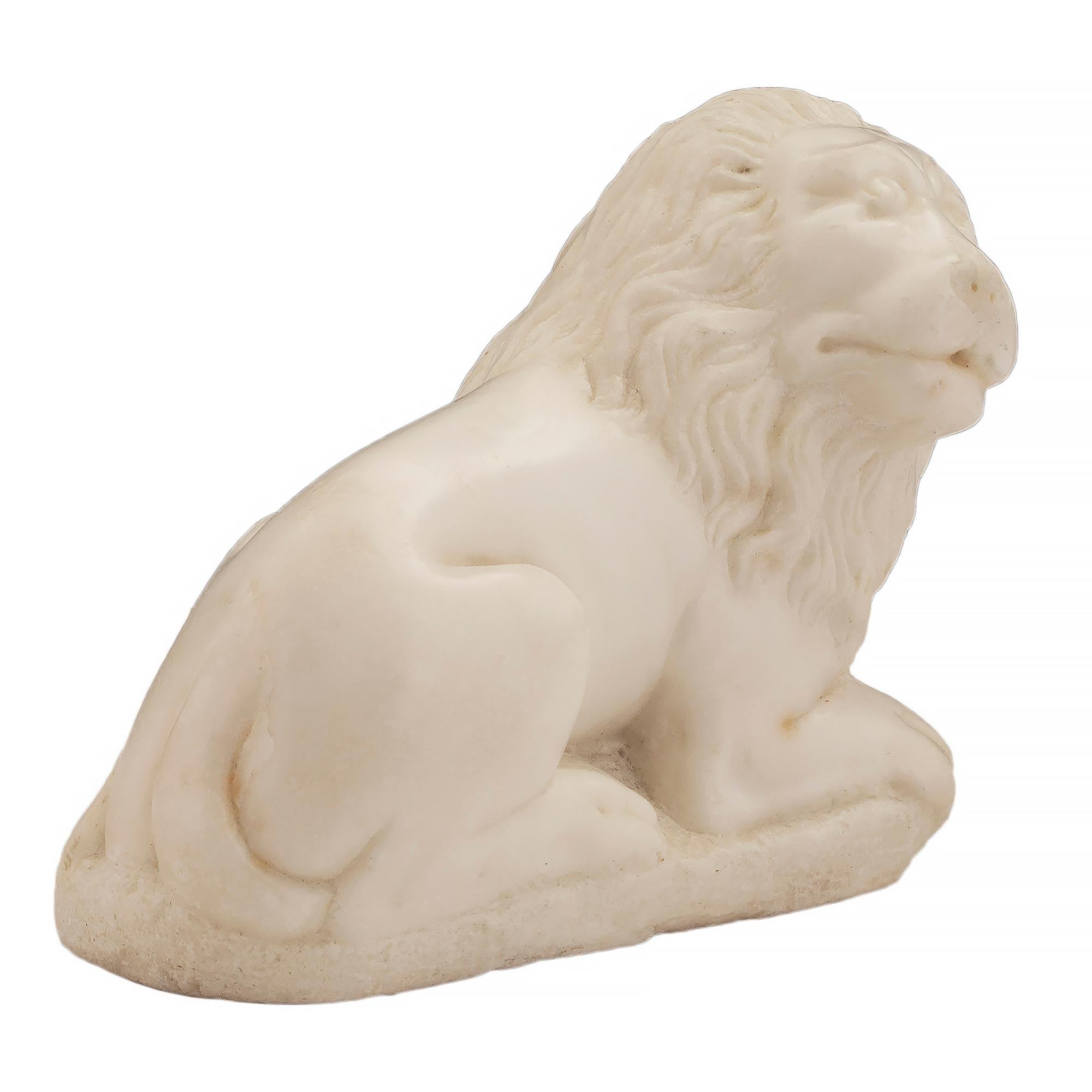 Pareja de estatuillas italianas de leones de mármol blanco de Carrara del siglo XVIII siglo XVIII y antes