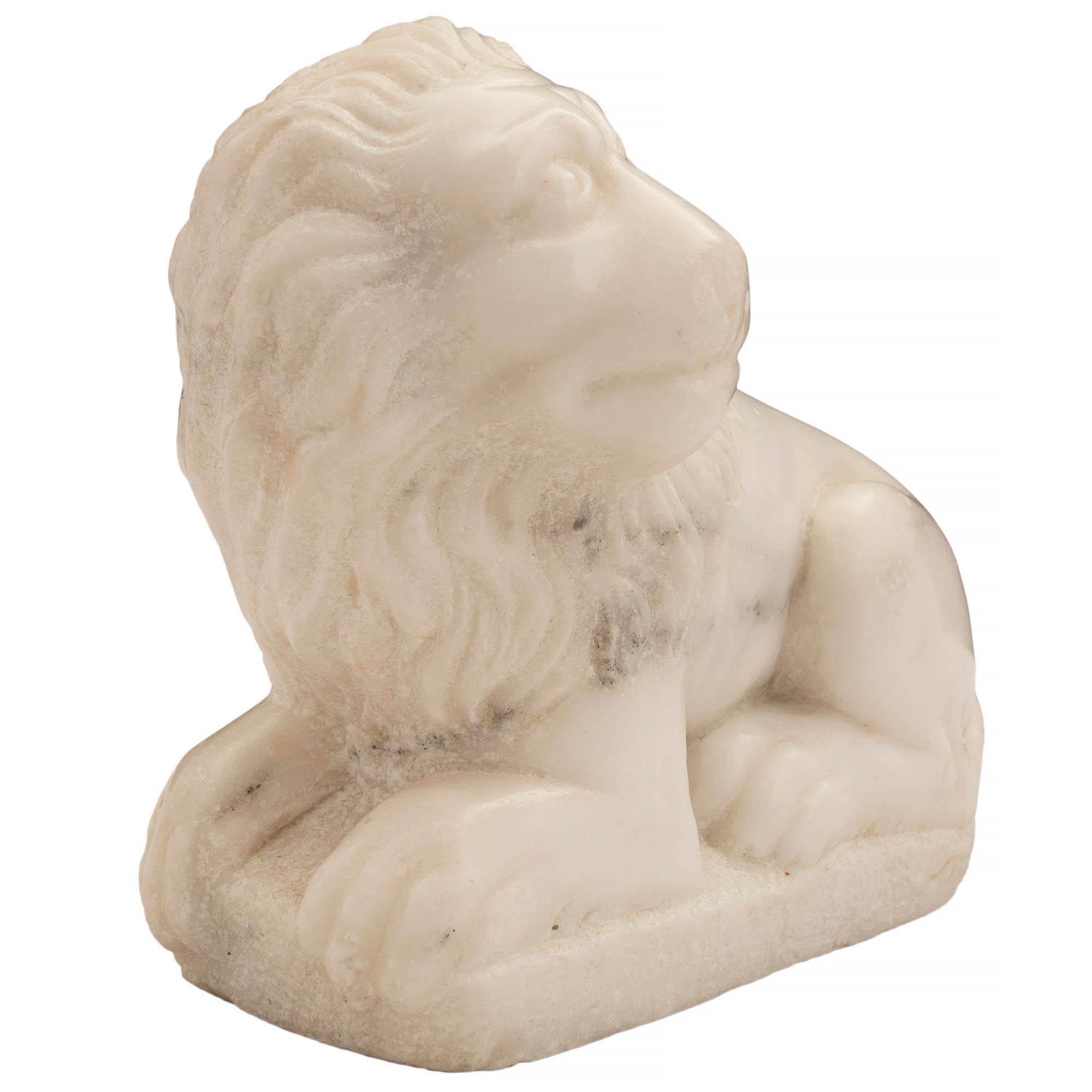 Pareja de estatuillas italianas de leones de mármol blanco de Carrara del siglo XVIII Mármol de Carrara