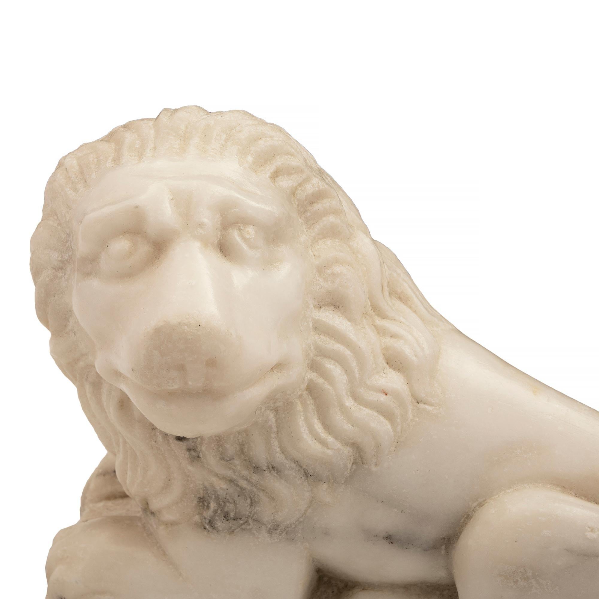 Pareja de estatuillas italianas de leones de mármol blanco de Carrara del siglo XVIII 1