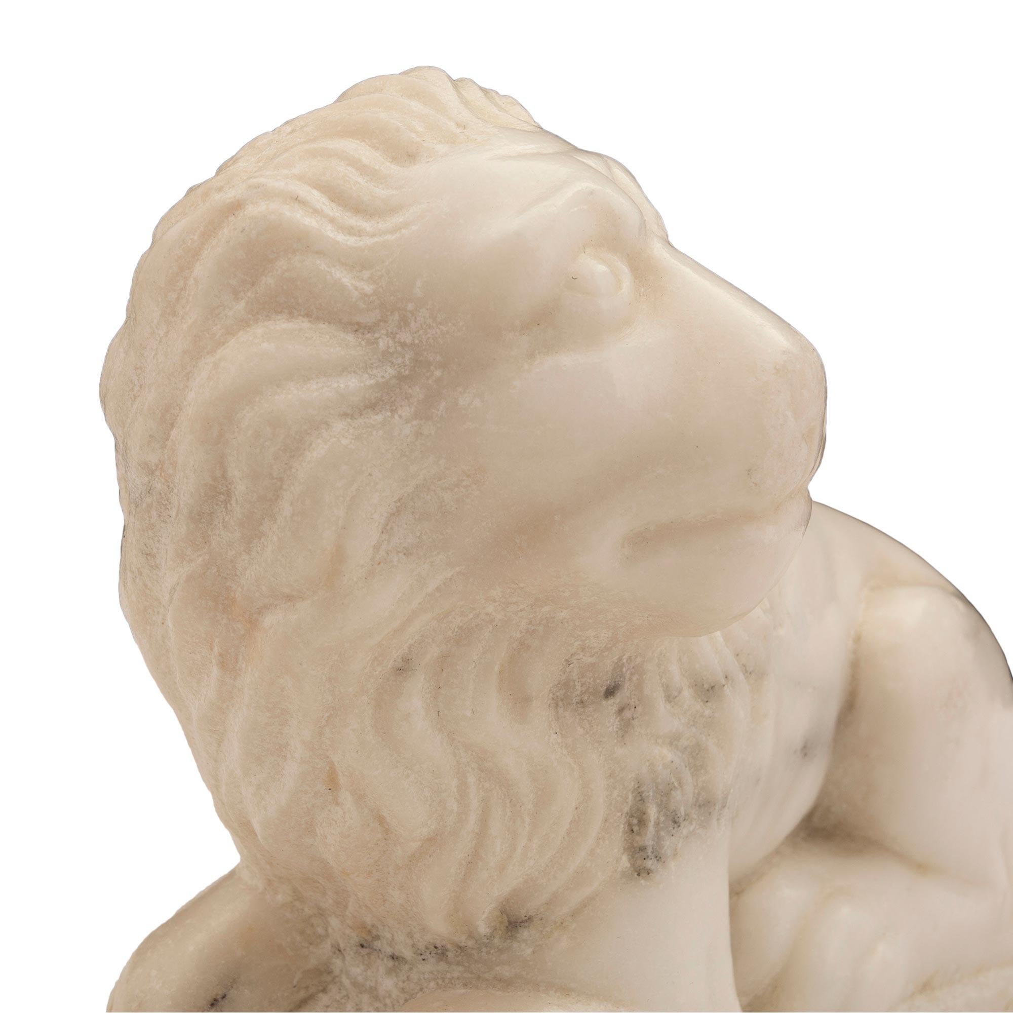 Pareja de estatuillas italianas de leones de mármol blanco de Carrara del siglo XVIII 2