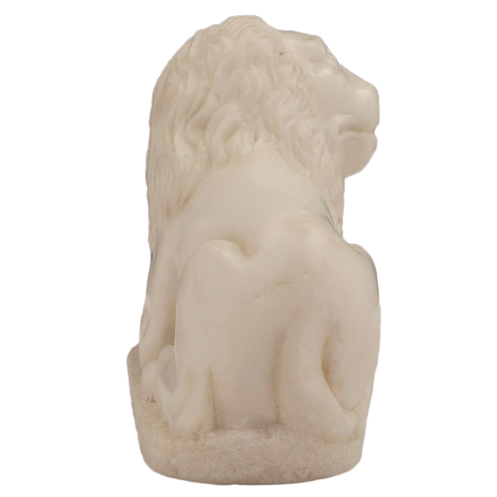 Pareja de estatuillas italianas de leones de mármol blanco de Carrara del siglo XVIII 3