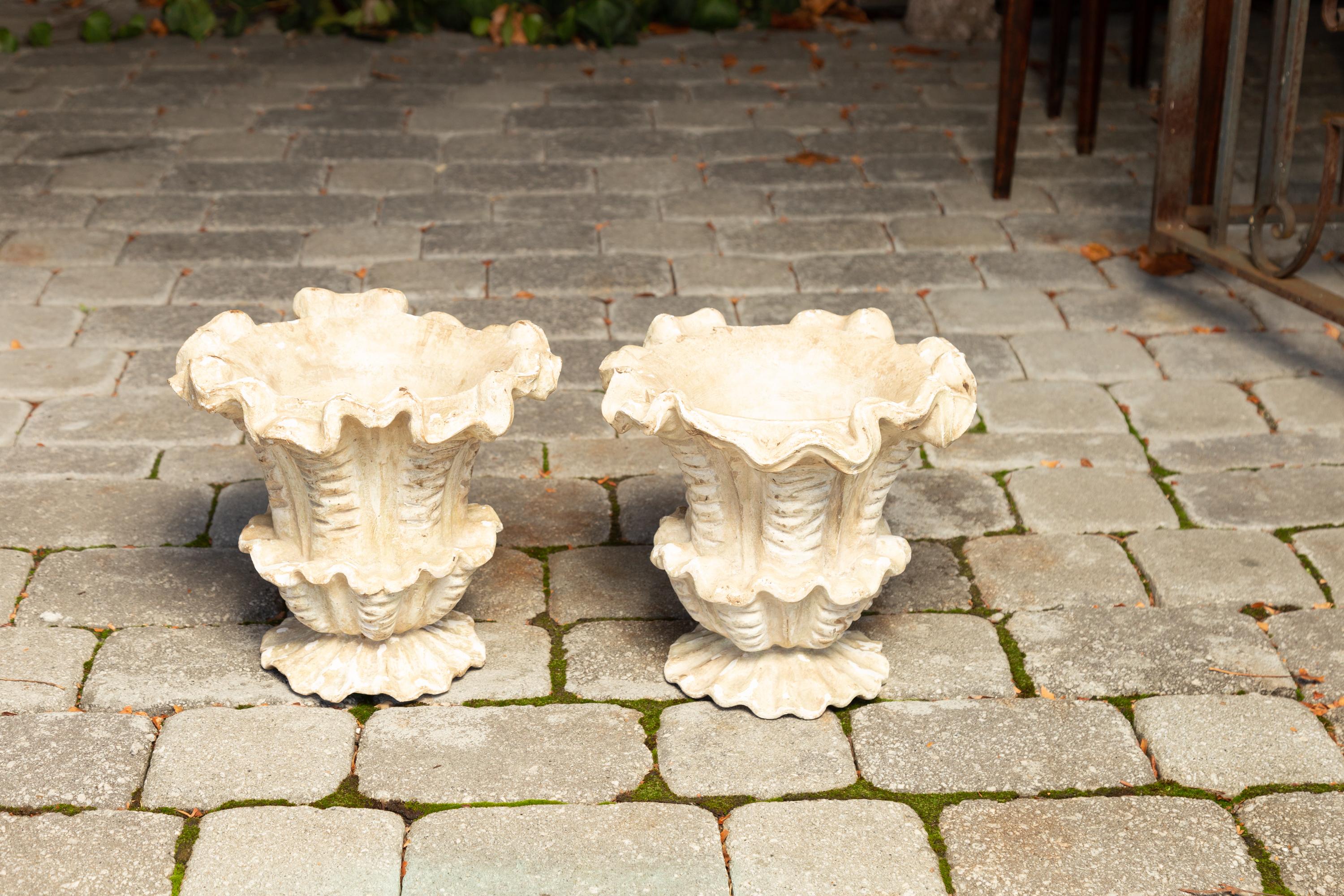 Pair of Italian 1930s Painted Floral Shaped Wooden Urns with Grooved Accents In Good Condition For Sale In Atlanta, GA