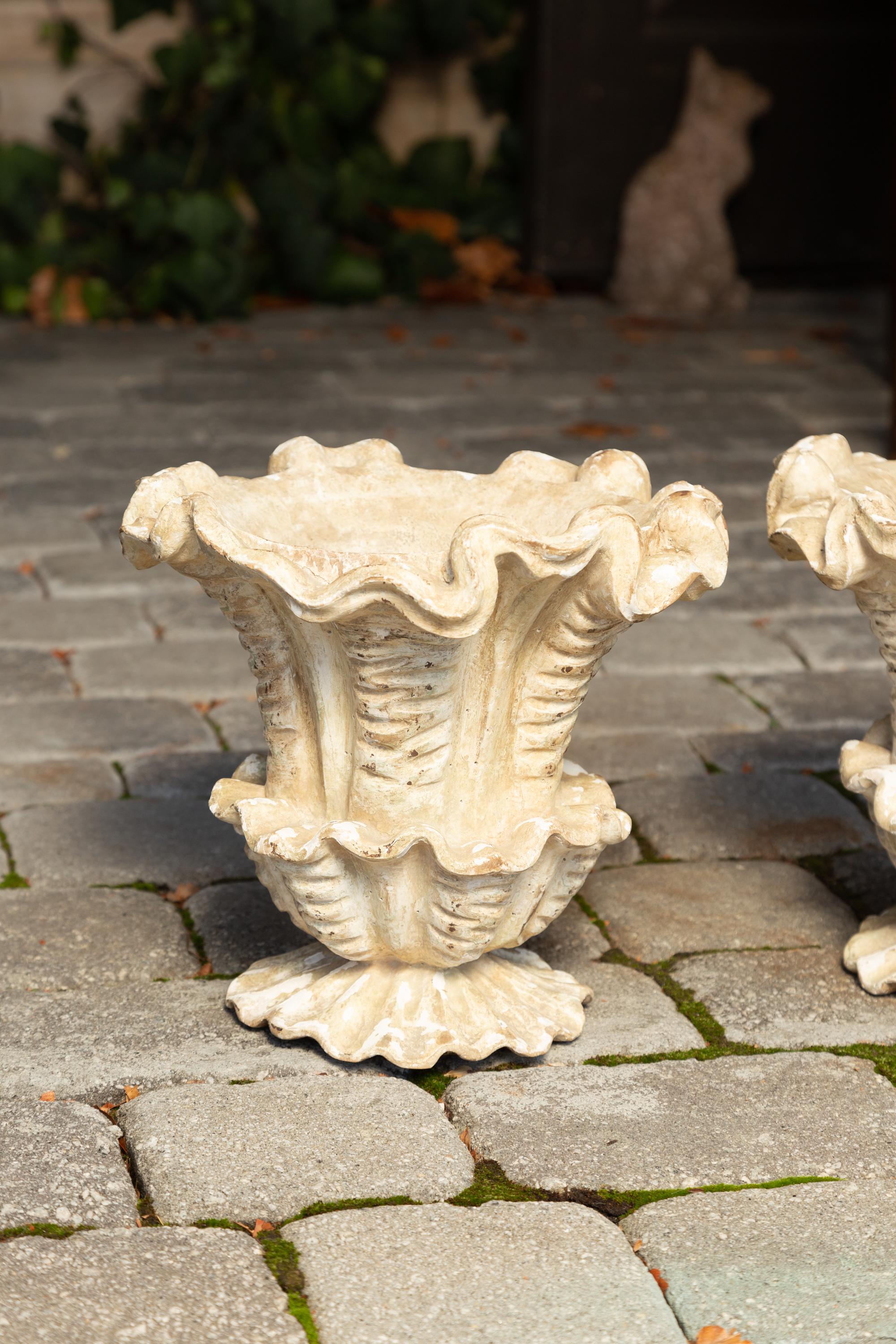 Pair of Italian 1930s Painted Floral Shaped Wooden Urns with Grooved Accents For Sale 3