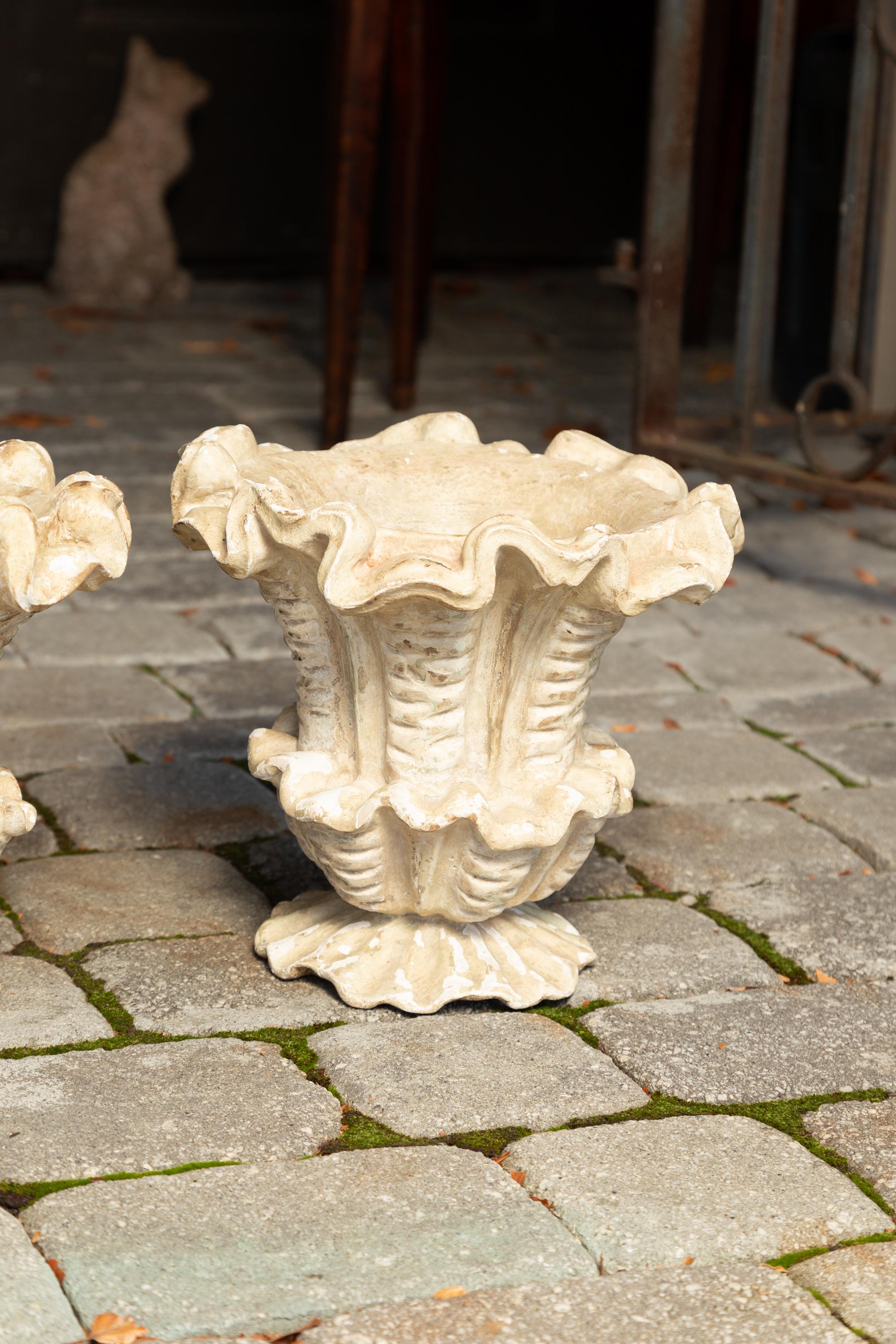 Pair of Italian 1930s Painted Floral Shaped Wooden Urns with Grooved Accents For Sale 4