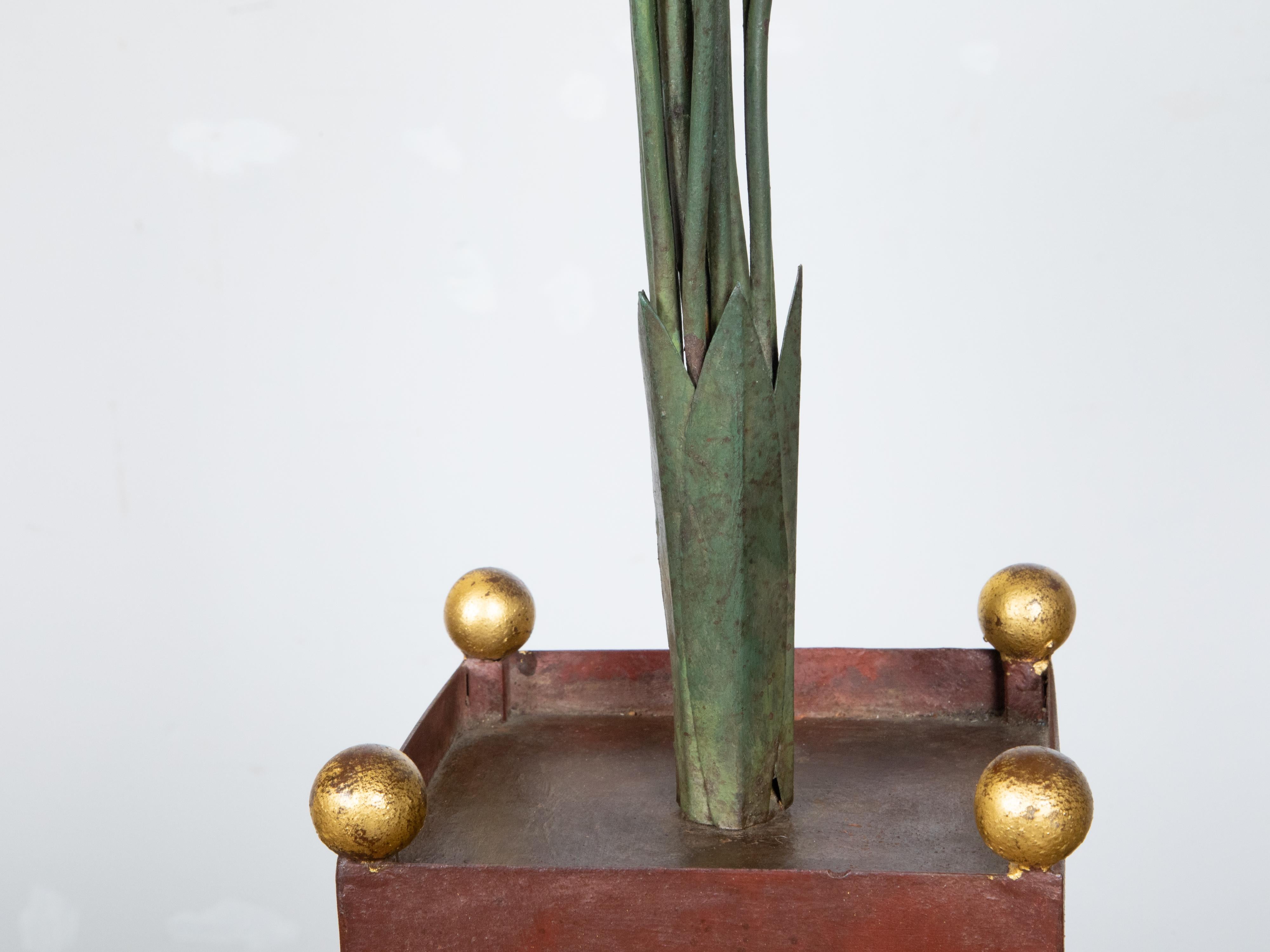 Paar italienische Tôle-Calla-Lilien-Skulpturen aus den 1930er Jahren in rot-goldenen Behältern im Angebot 3
