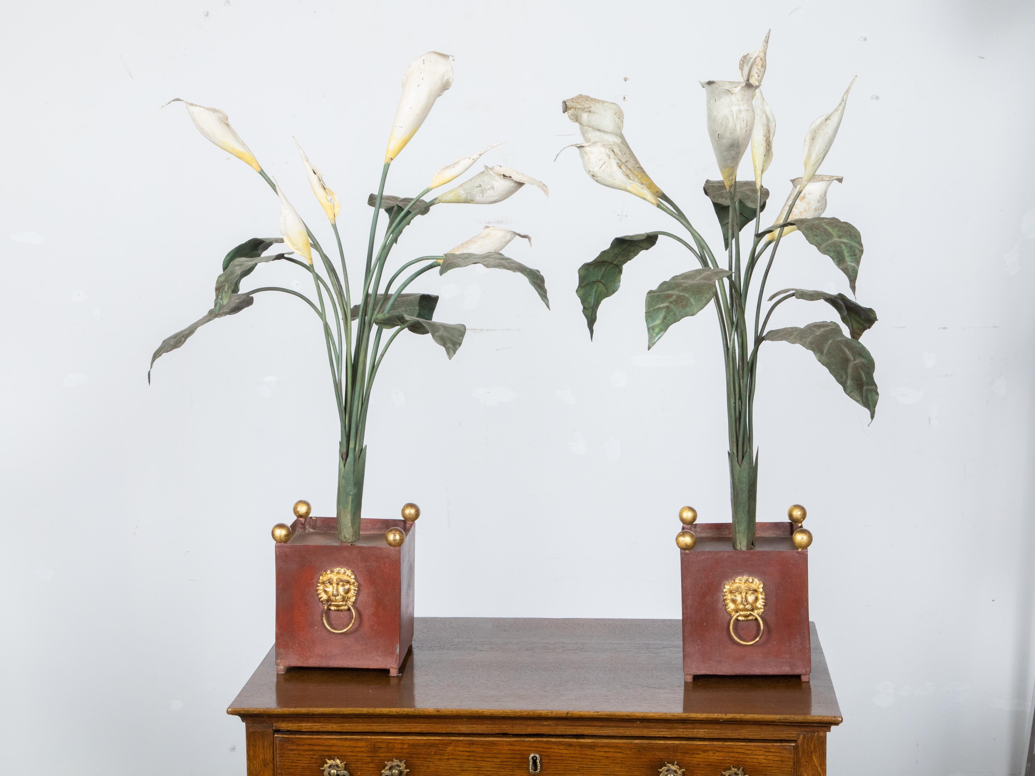 Paar italienische Tôle-Calla-Lilien-Skulpturen aus den 1930er Jahren in rot-goldenen Behältern (Italienisch) im Angebot