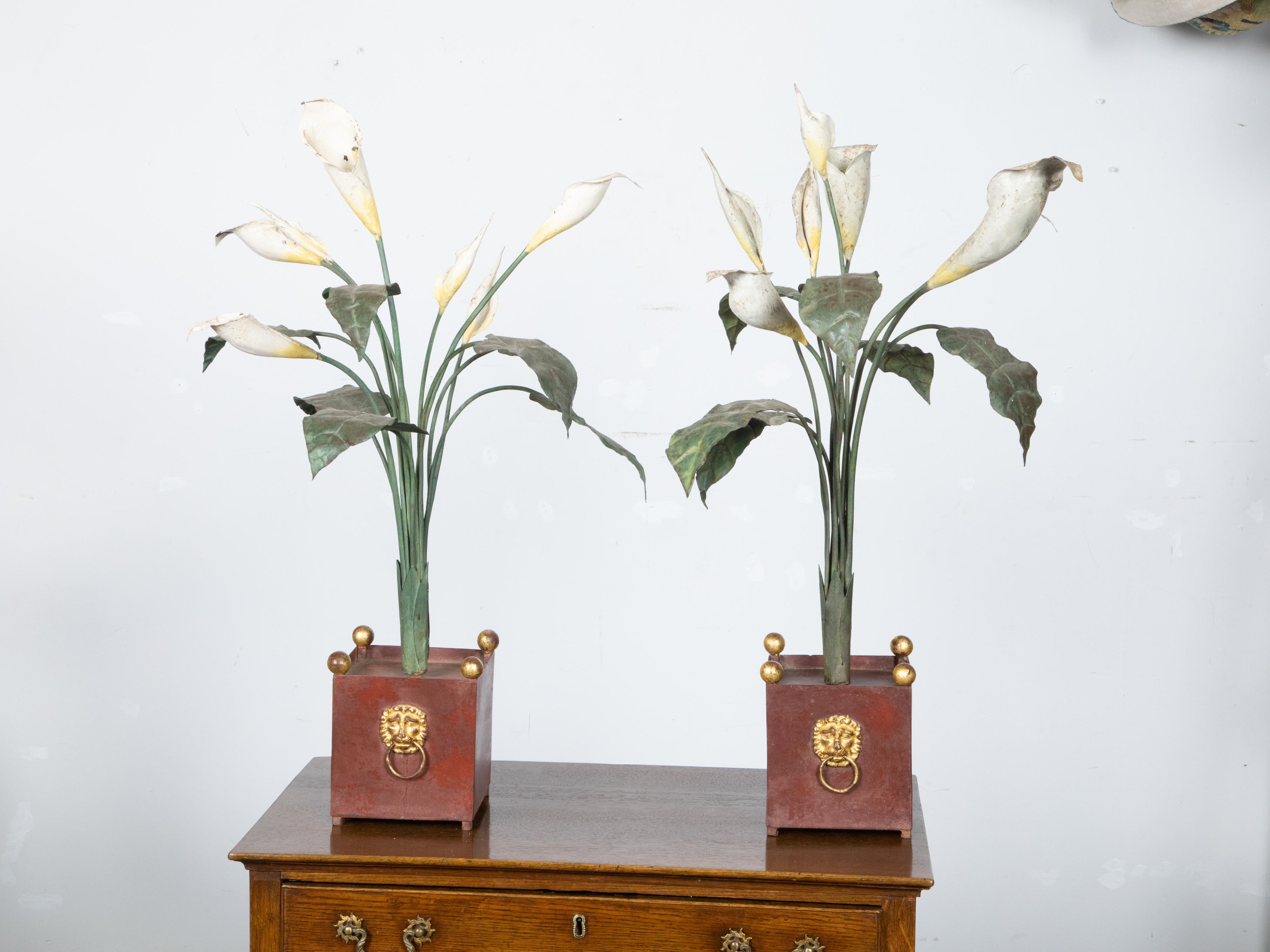 Paar italienische Tôle-Calla-Lilien-Skulpturen aus den 1930er Jahren in rot-goldenen Behältern (20. Jahrhundert) im Angebot