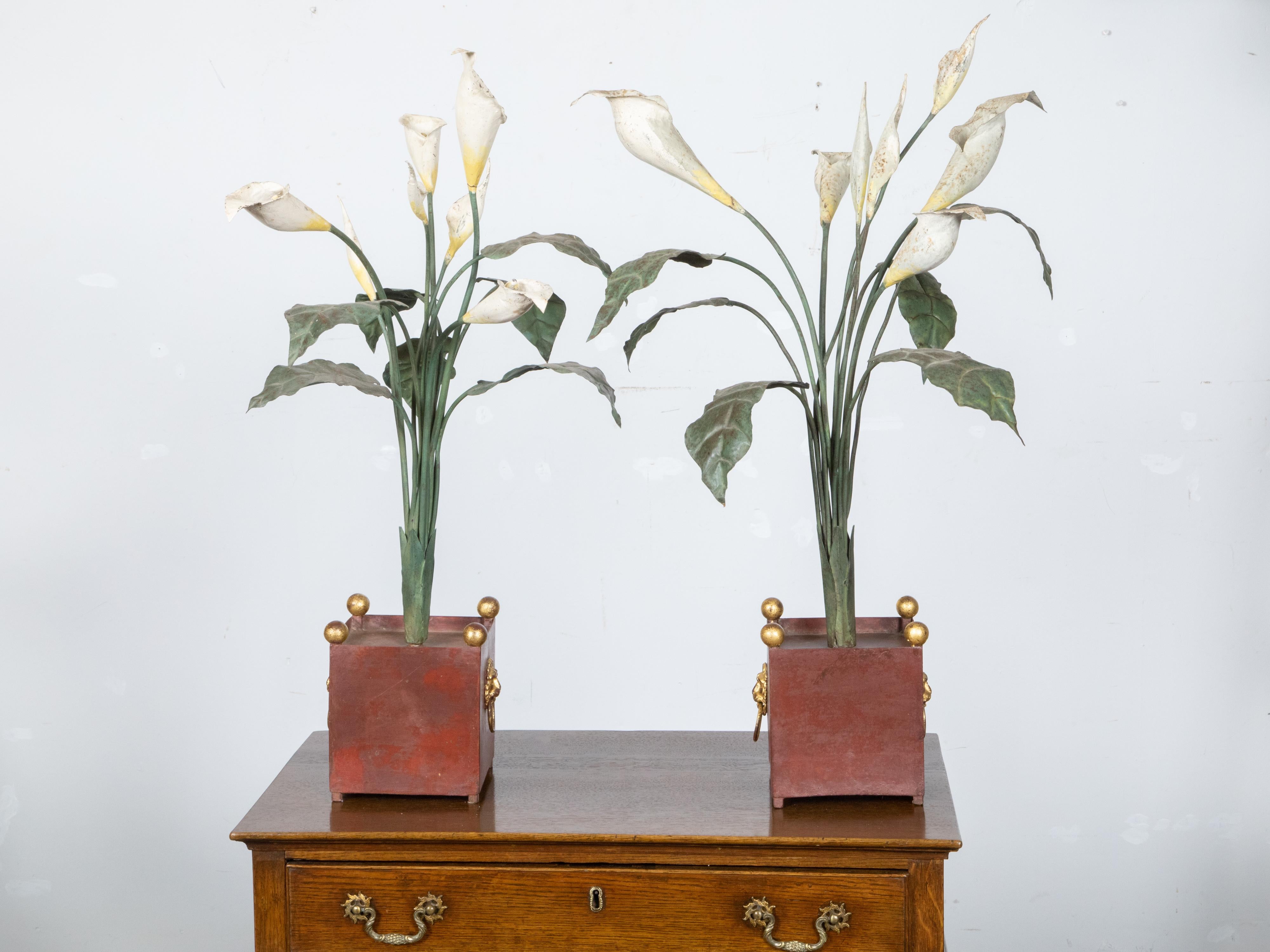 Paar italienische Tôle-Calla-Lilien-Skulpturen aus den 1930er Jahren in rot-goldenen Behältern (Feinblech) im Angebot