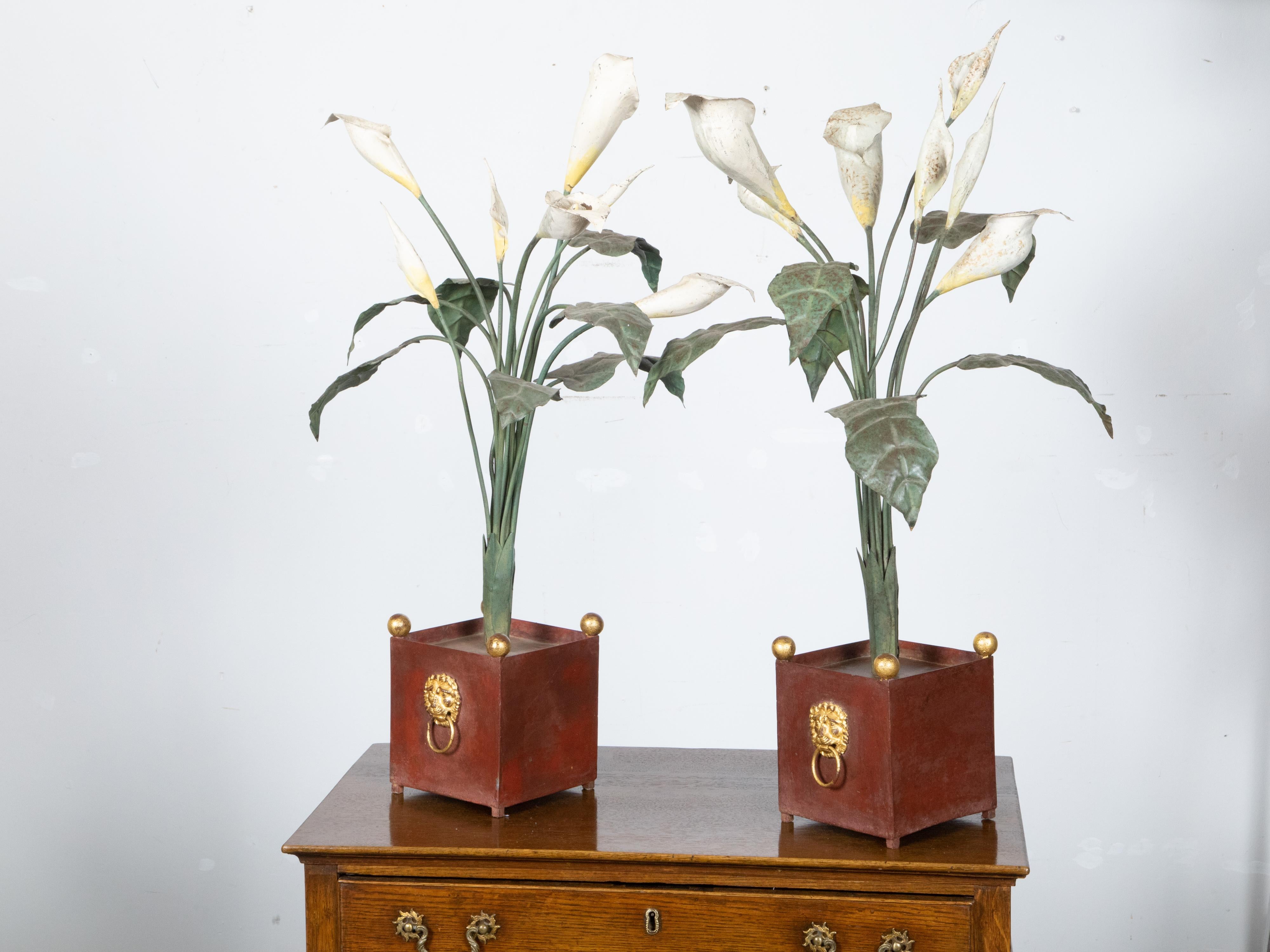 Paar italienische Tôle-Calla-Lilien-Skulpturen aus den 1930er Jahren in rot-goldenen Behältern im Angebot 1