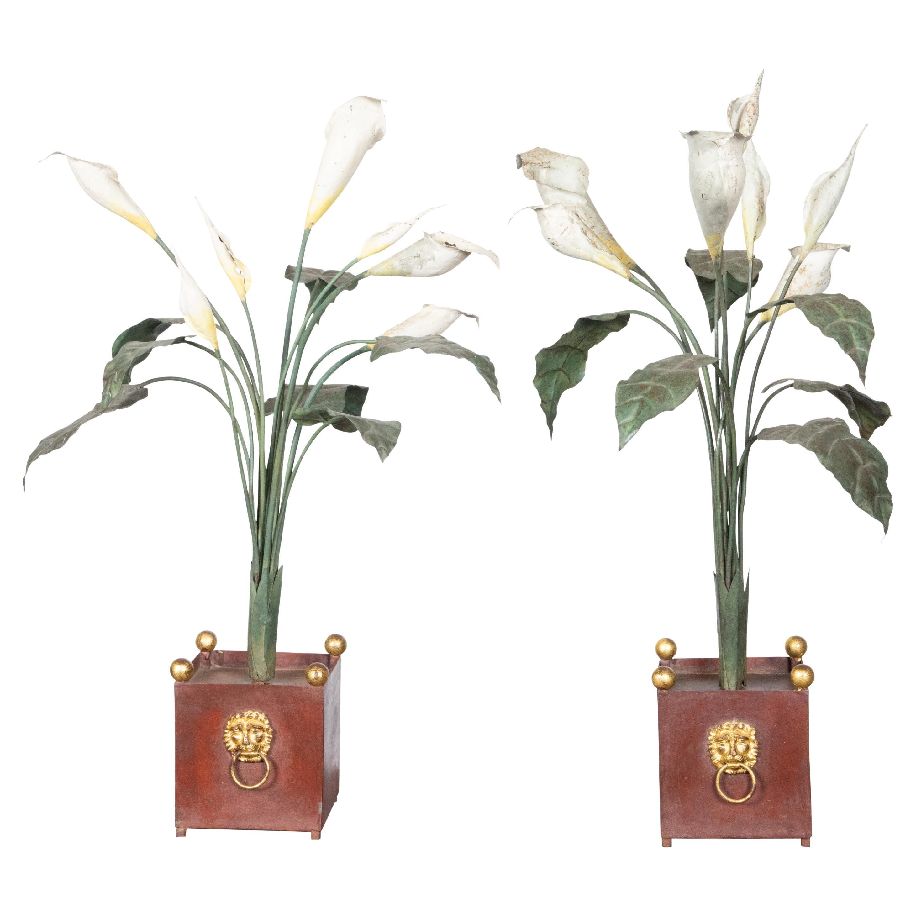 Paar italienische Tôle-Calla-Lilien-Skulpturen aus den 1930er Jahren in rot-goldenen Behältern im Angebot