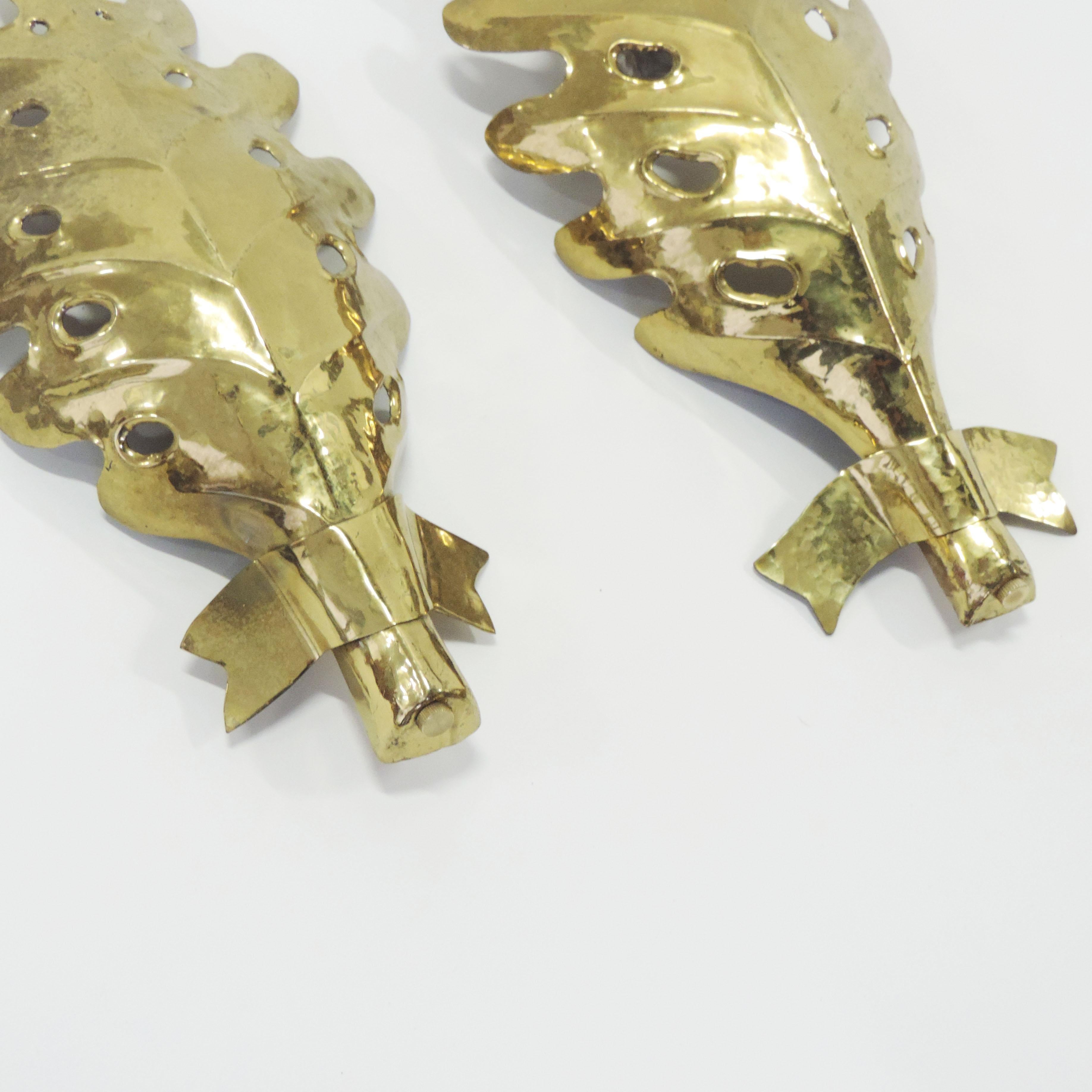 Pair of Giuseppe Ostuni brass leaf wall lamps for Oluce.
The pair is handmade and therefore differs slightly.
The second wall lamp measures H 33, W 16, D 6cm.